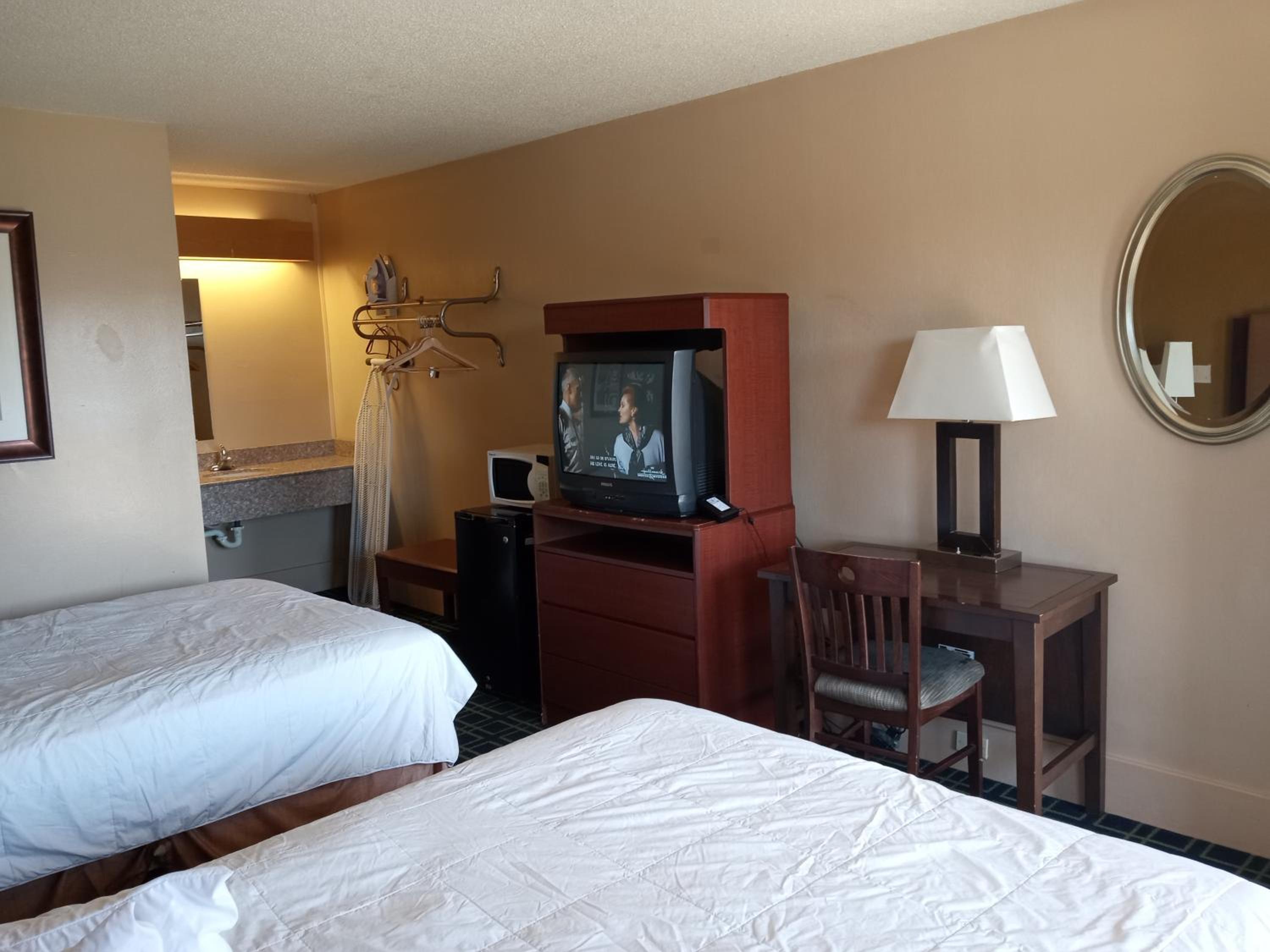 Double Room with Two Double Beds - Non-Smoking - Photo 2
