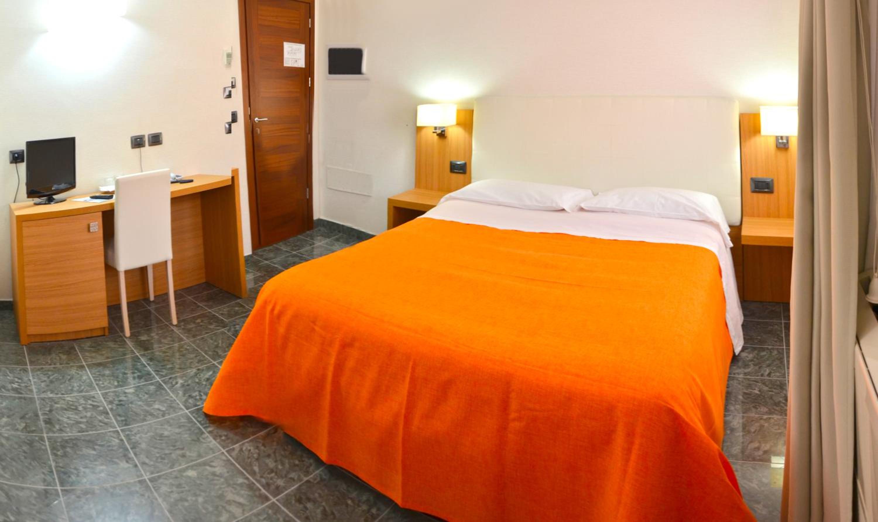 Standard Double or Twin Room - Photo 3