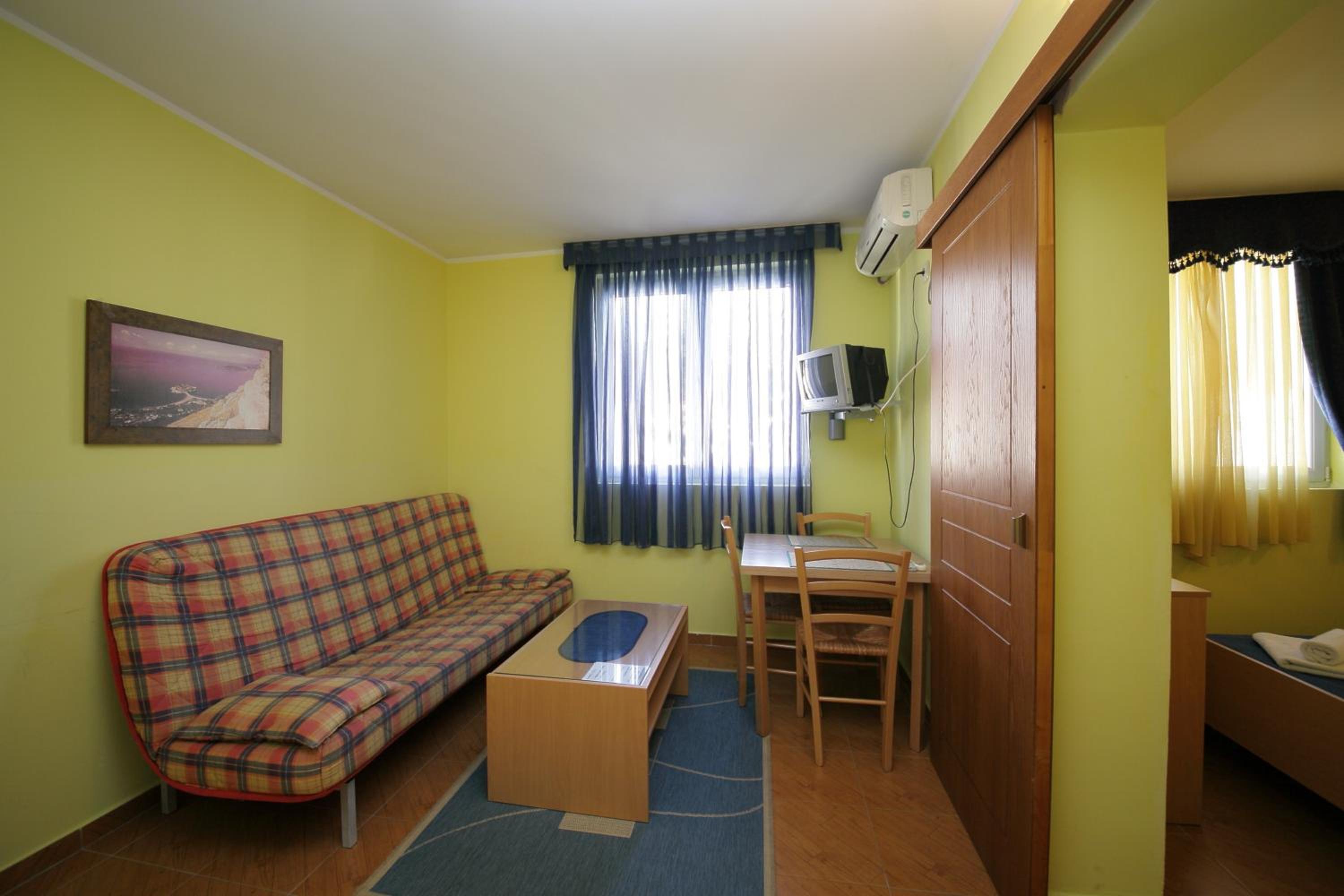 One-Bedroom Apartment (3 Adults) photo 2