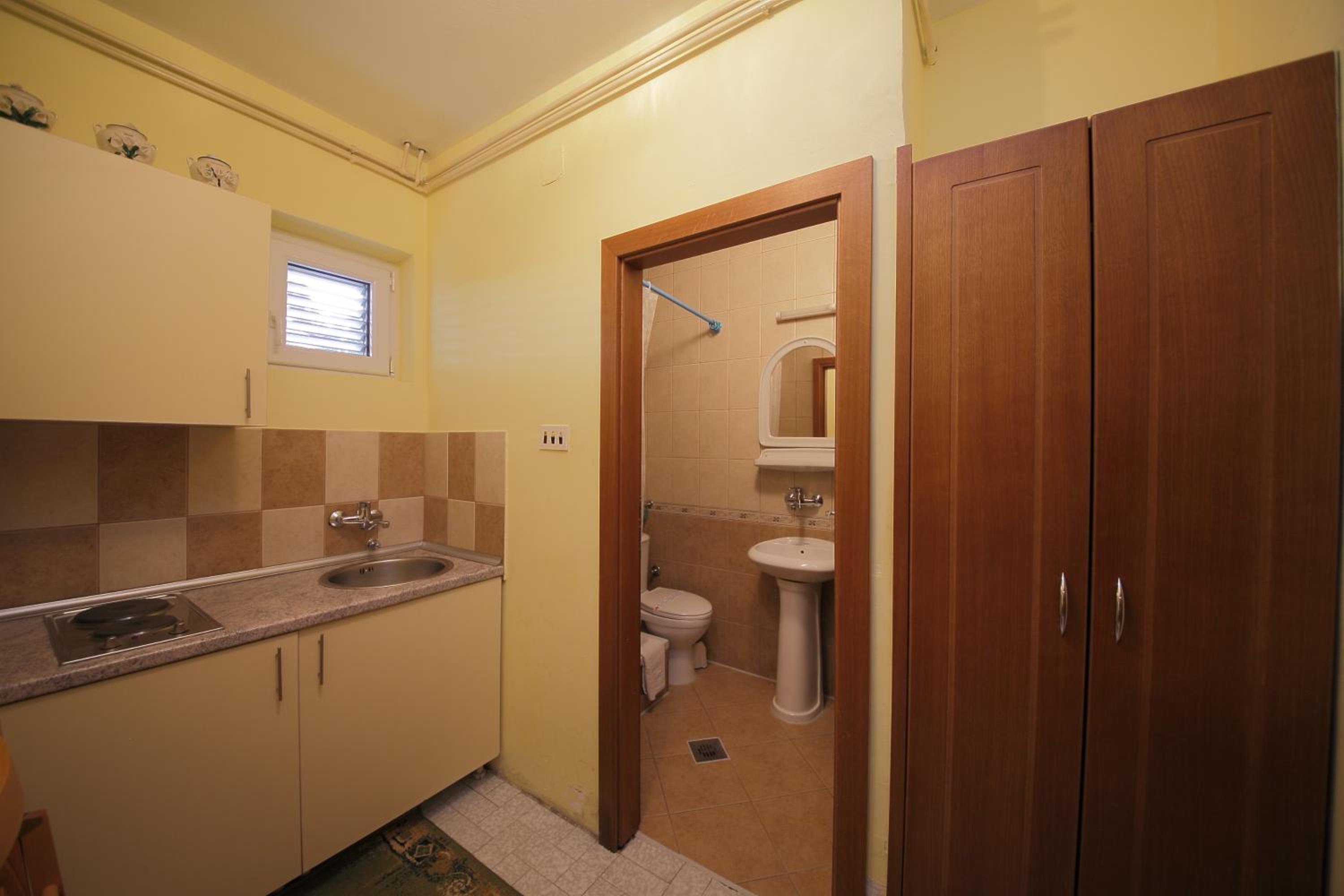 Studio (2 Adults) - Ground Floor photo 2