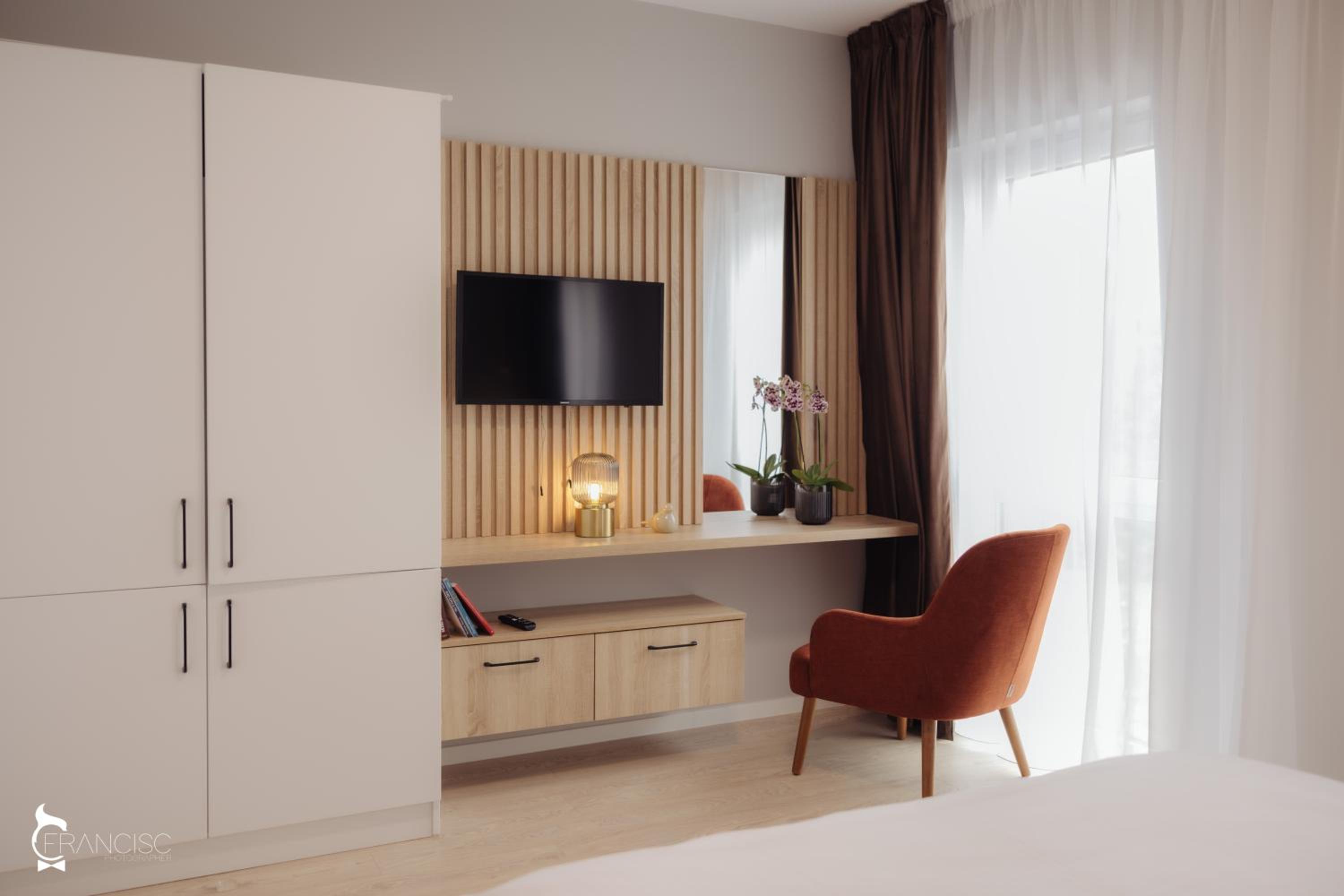 Apartment with Balcony - Photo 7