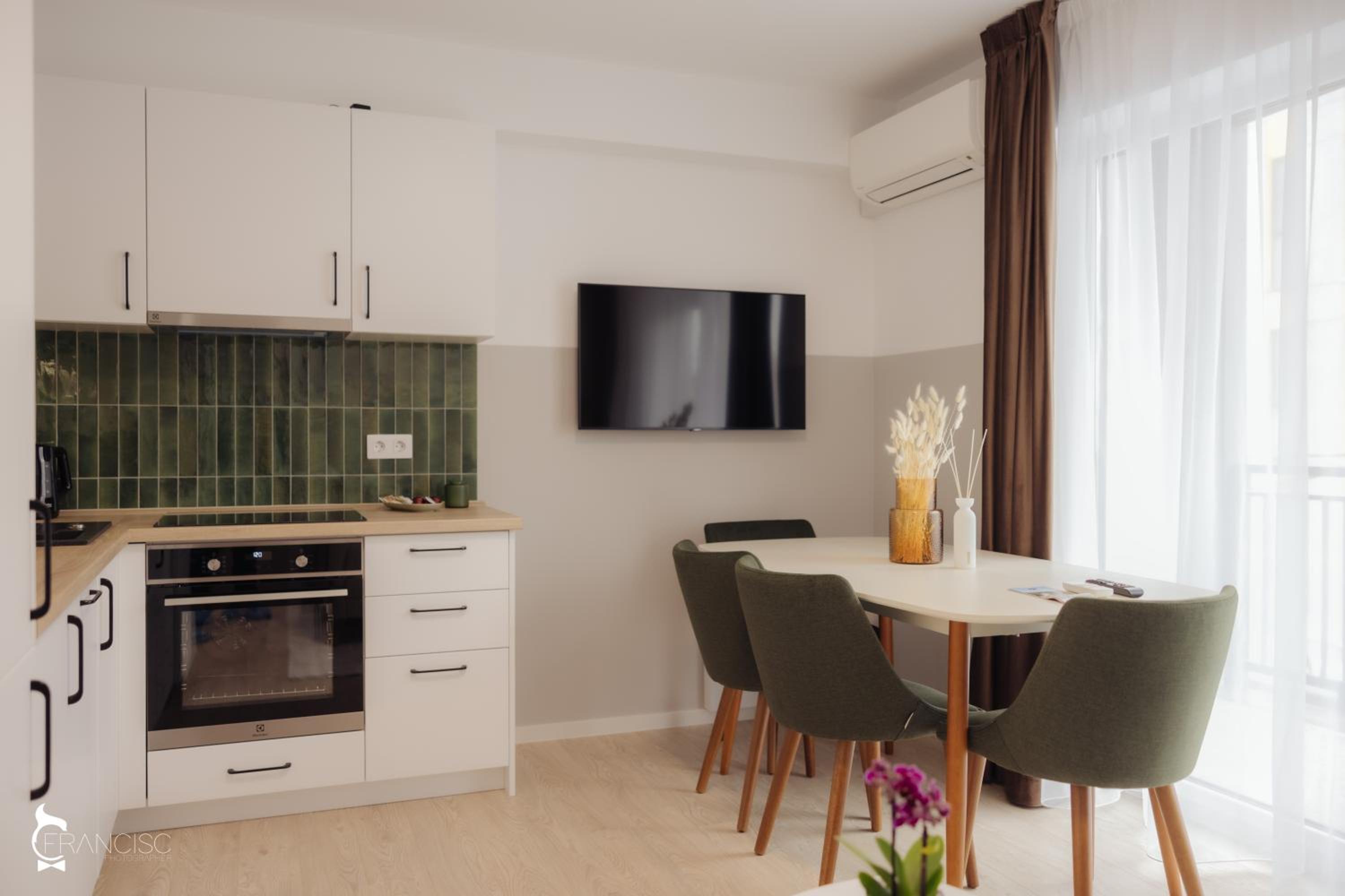 Apartment with Balcony - Photo 3