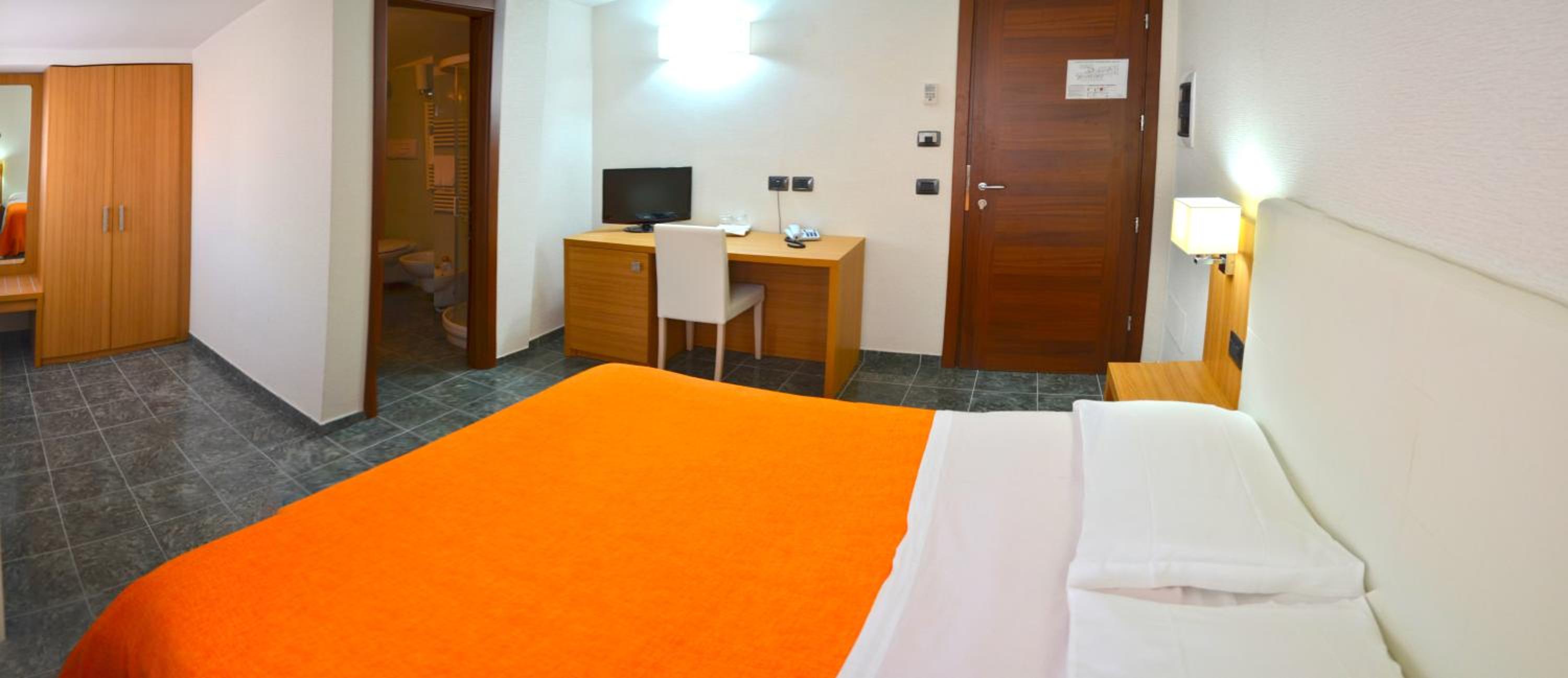 Standard Double or Twin Room - Photo 2