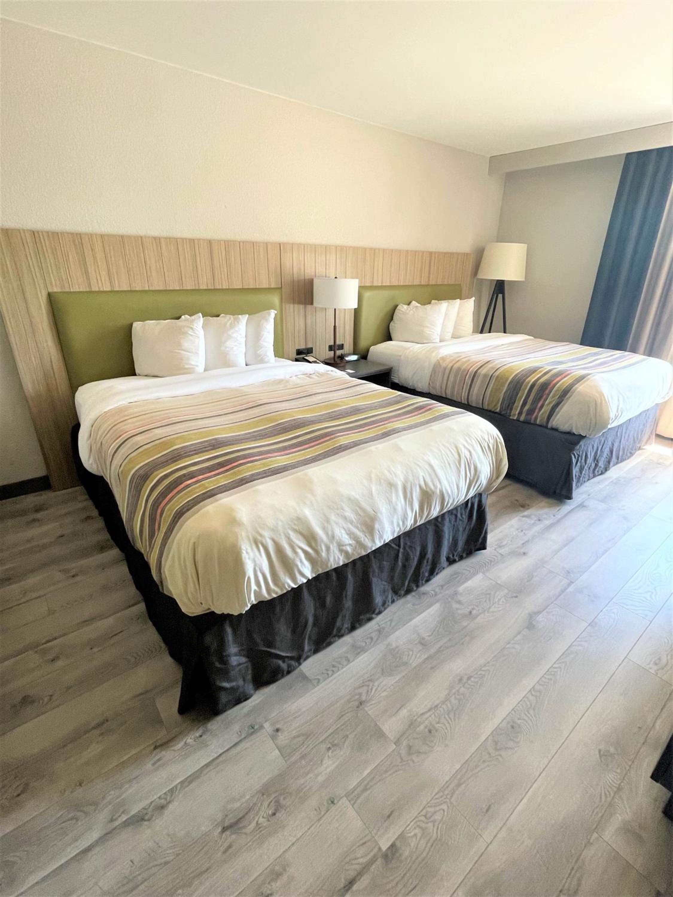 One-Bedroom Suite with Two Queen Beds and Whirlpool - Non-Smoking - Photo 2