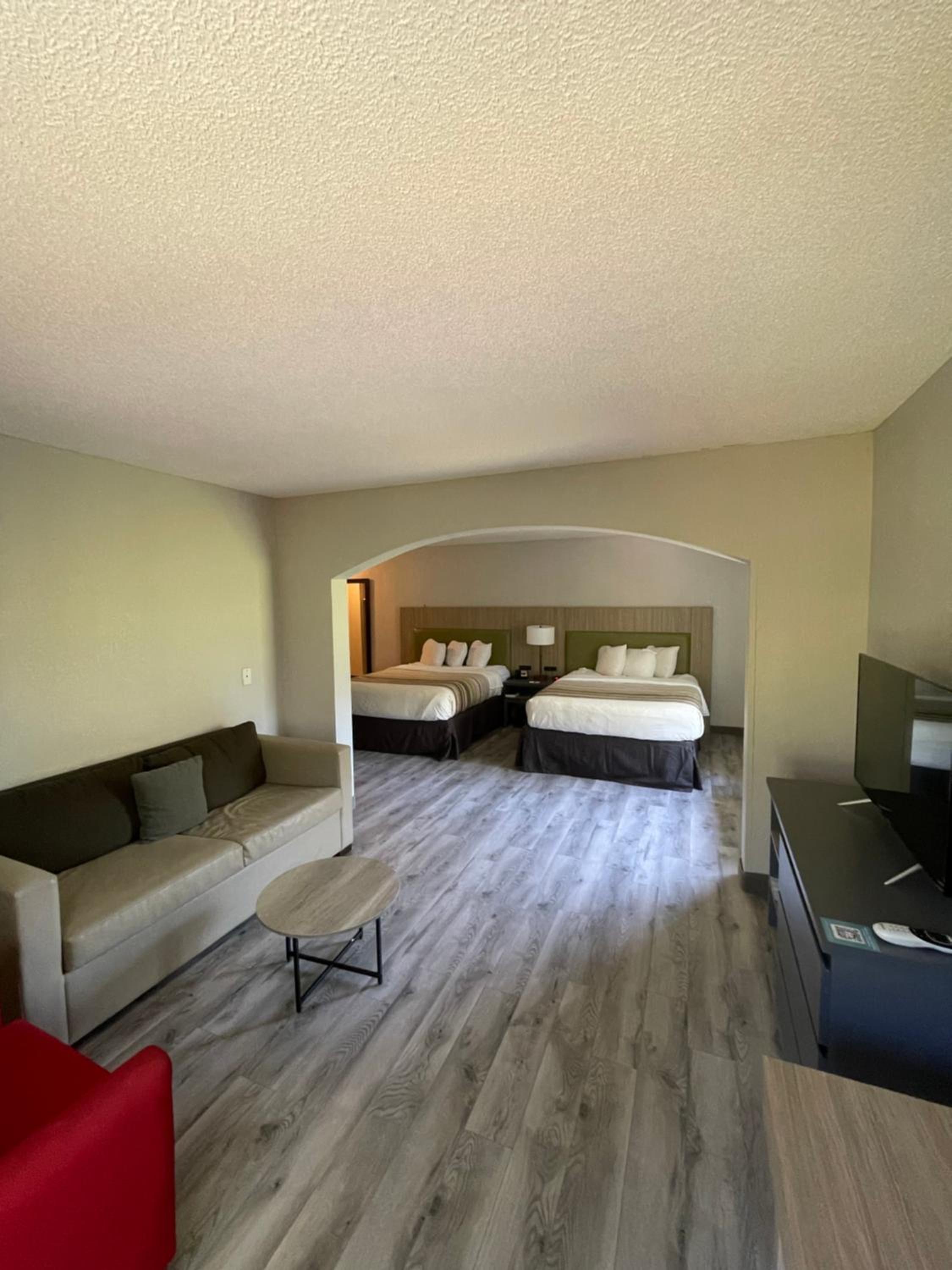 One-Bedroom Suite with Two Queen Beds and Whirlpool - Non-Smoking - Photo 3