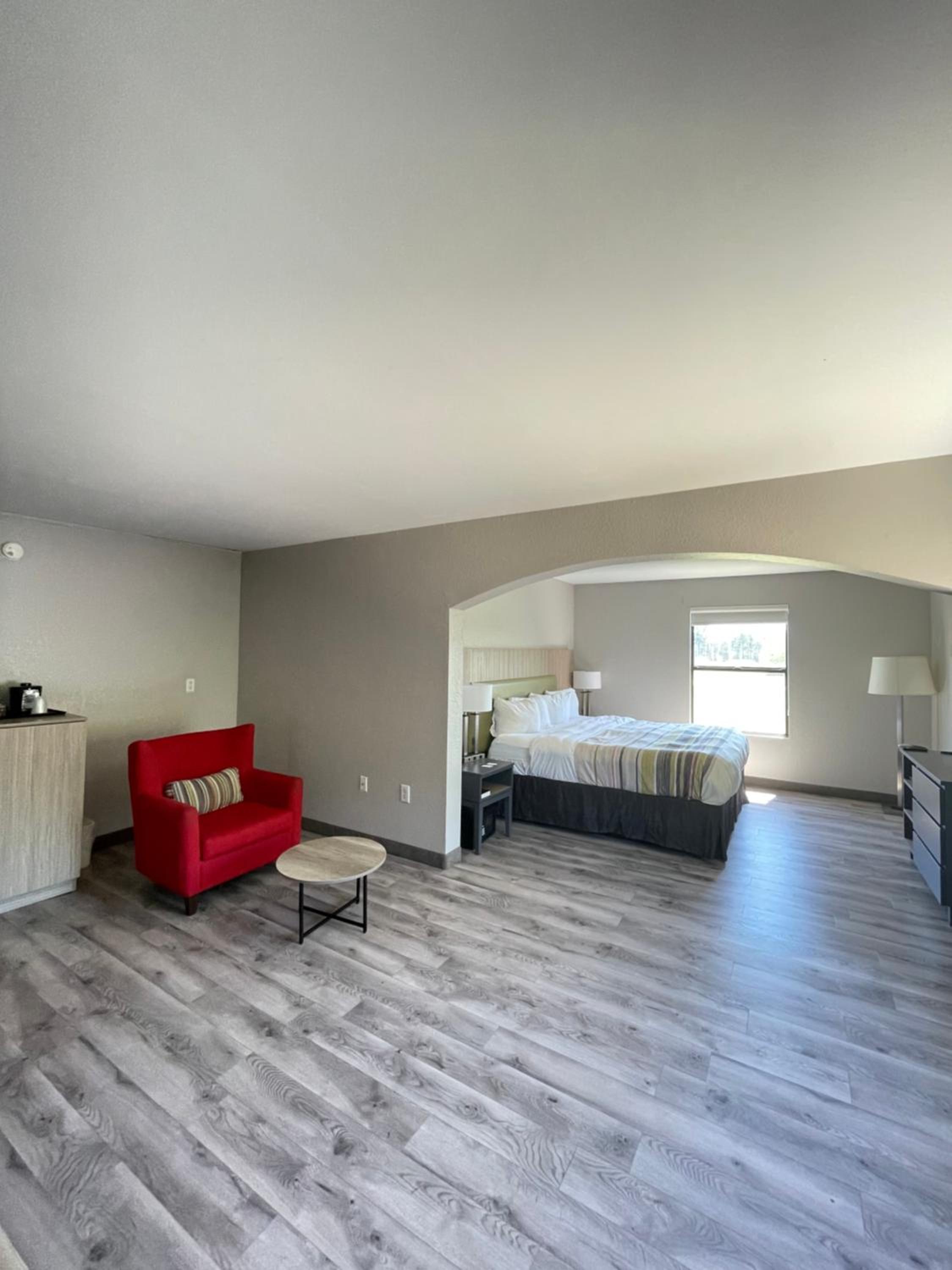 King Suite with Whirlpool - Non-smoking - Photo 2