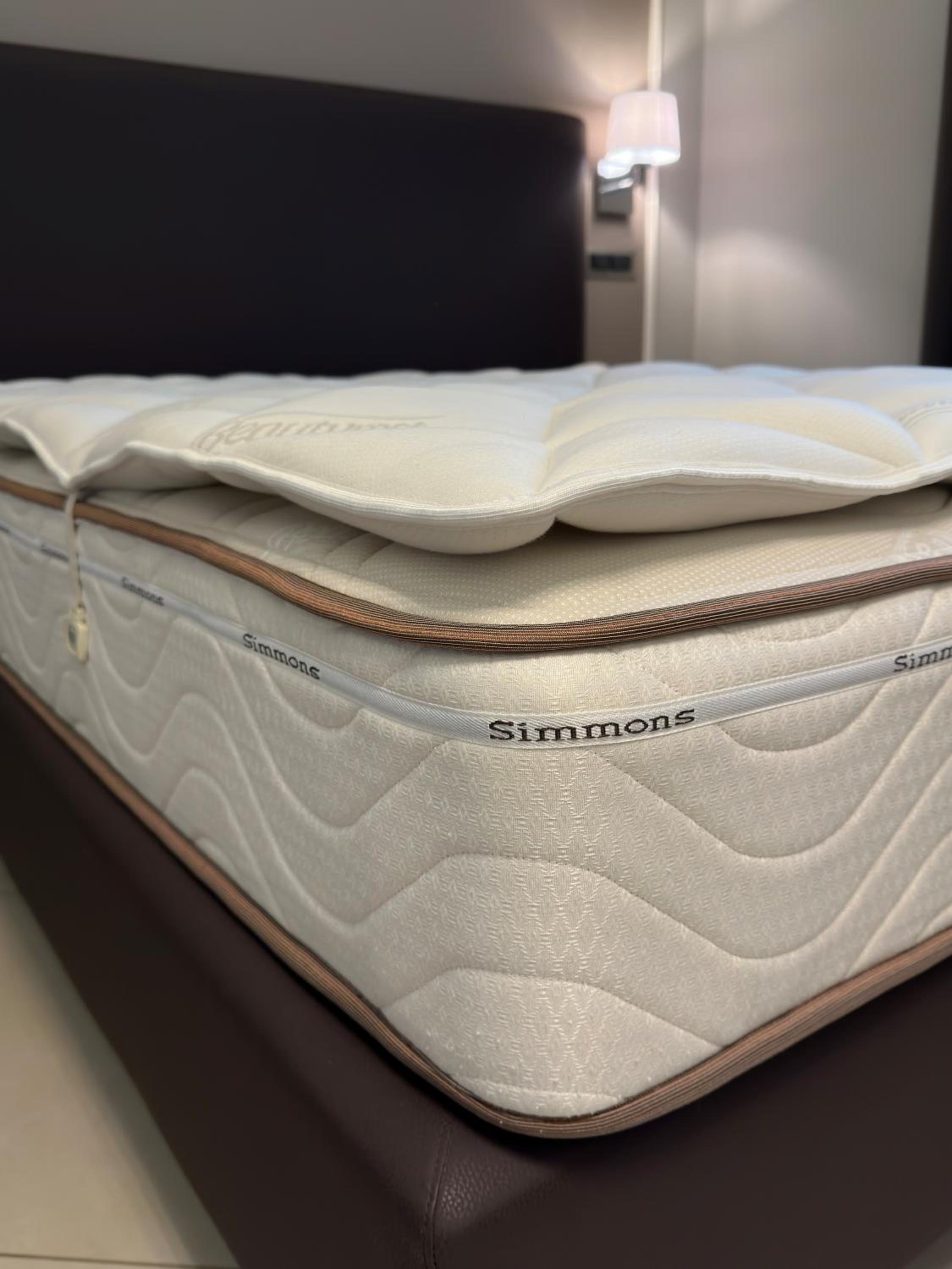 Deluxe Queen Room with Two Queen Beds - Photo 11