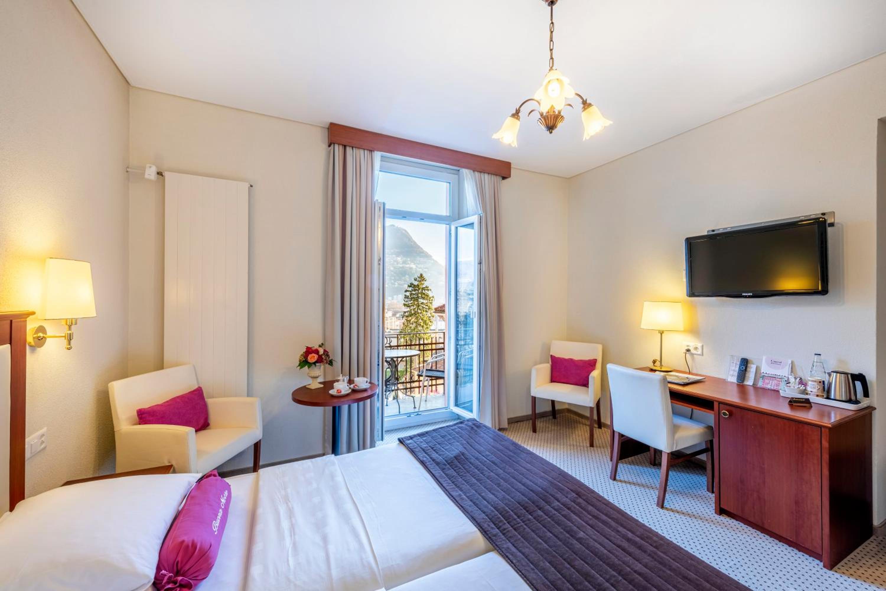Comfort Twin Room with Balcony - Photo 5
