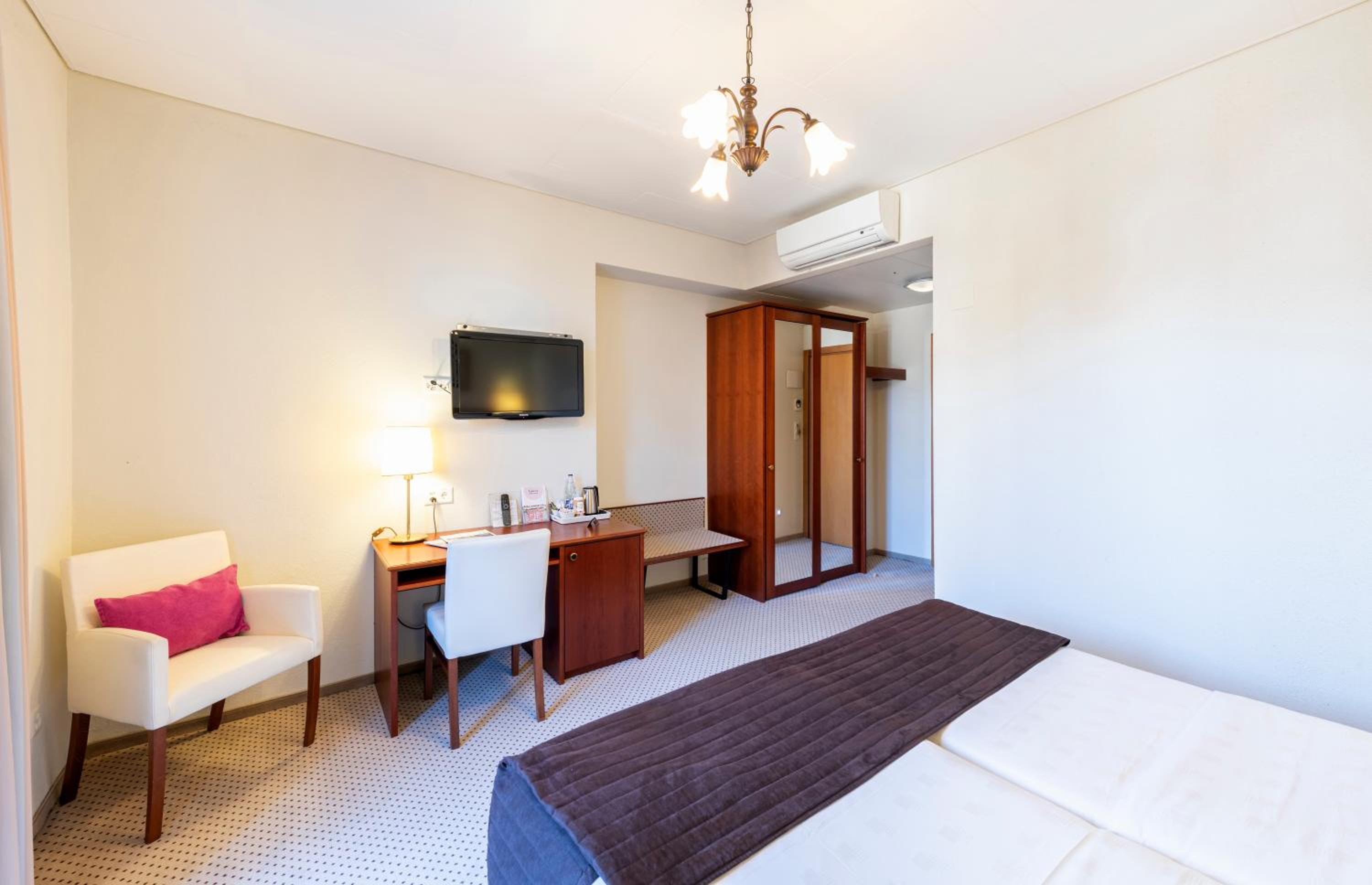 Comfort Twin Room with Balcony - Photo 7
