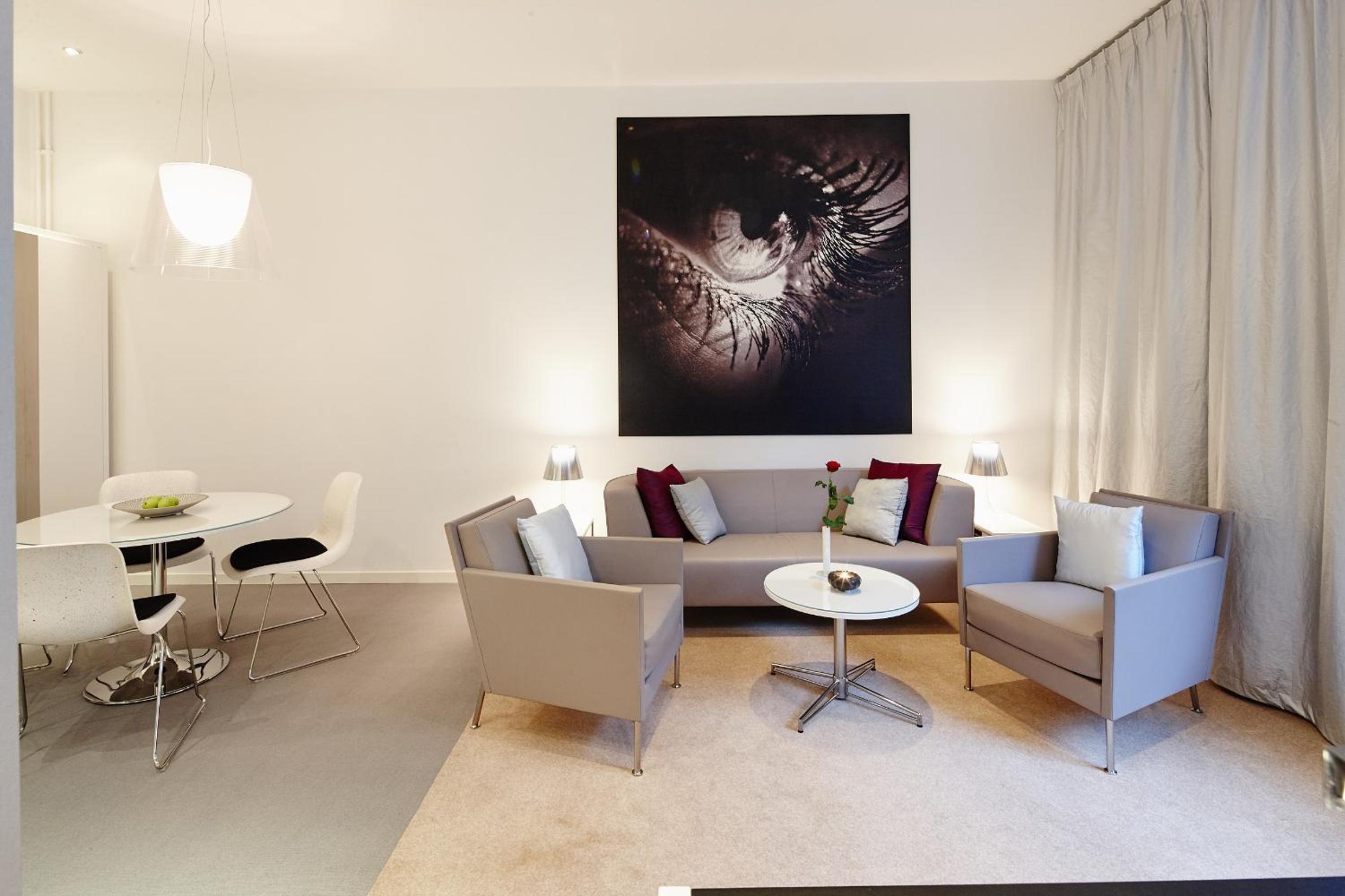 Suite - Photo 22