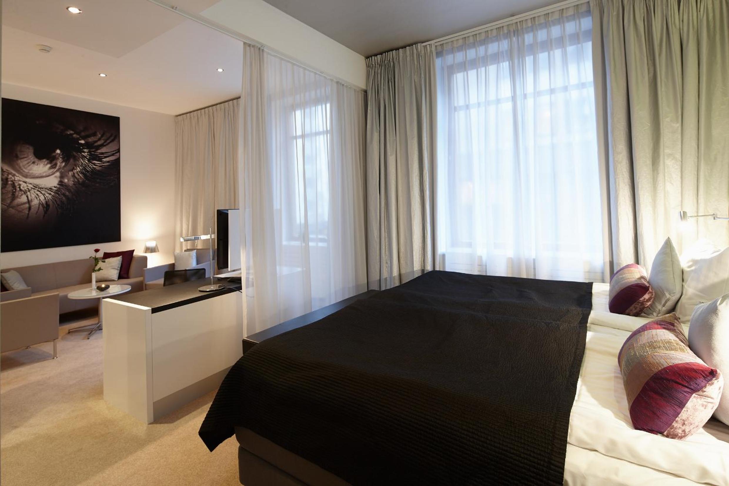 Suite - Photo 11