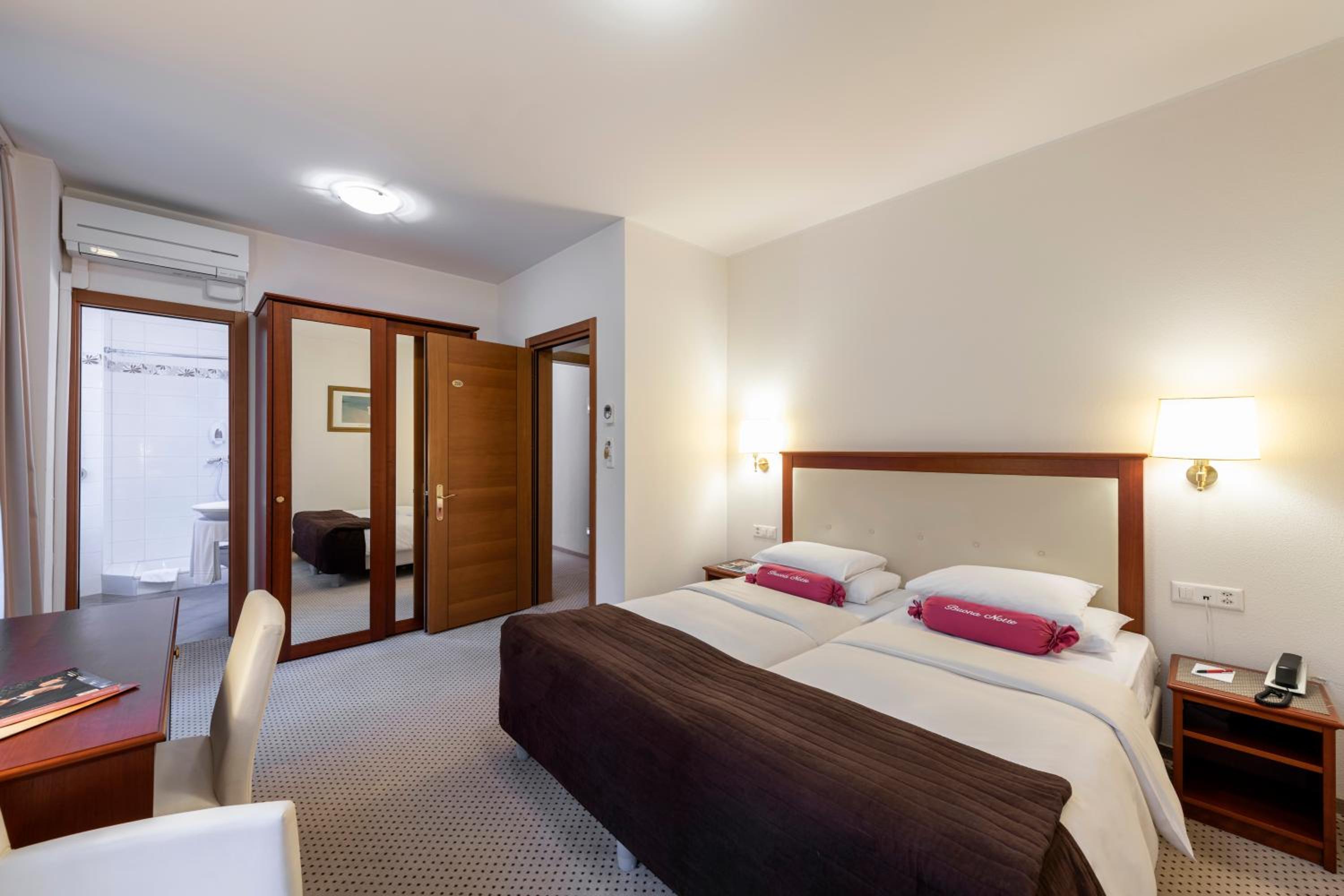 Standard Twin Room - Photo 4