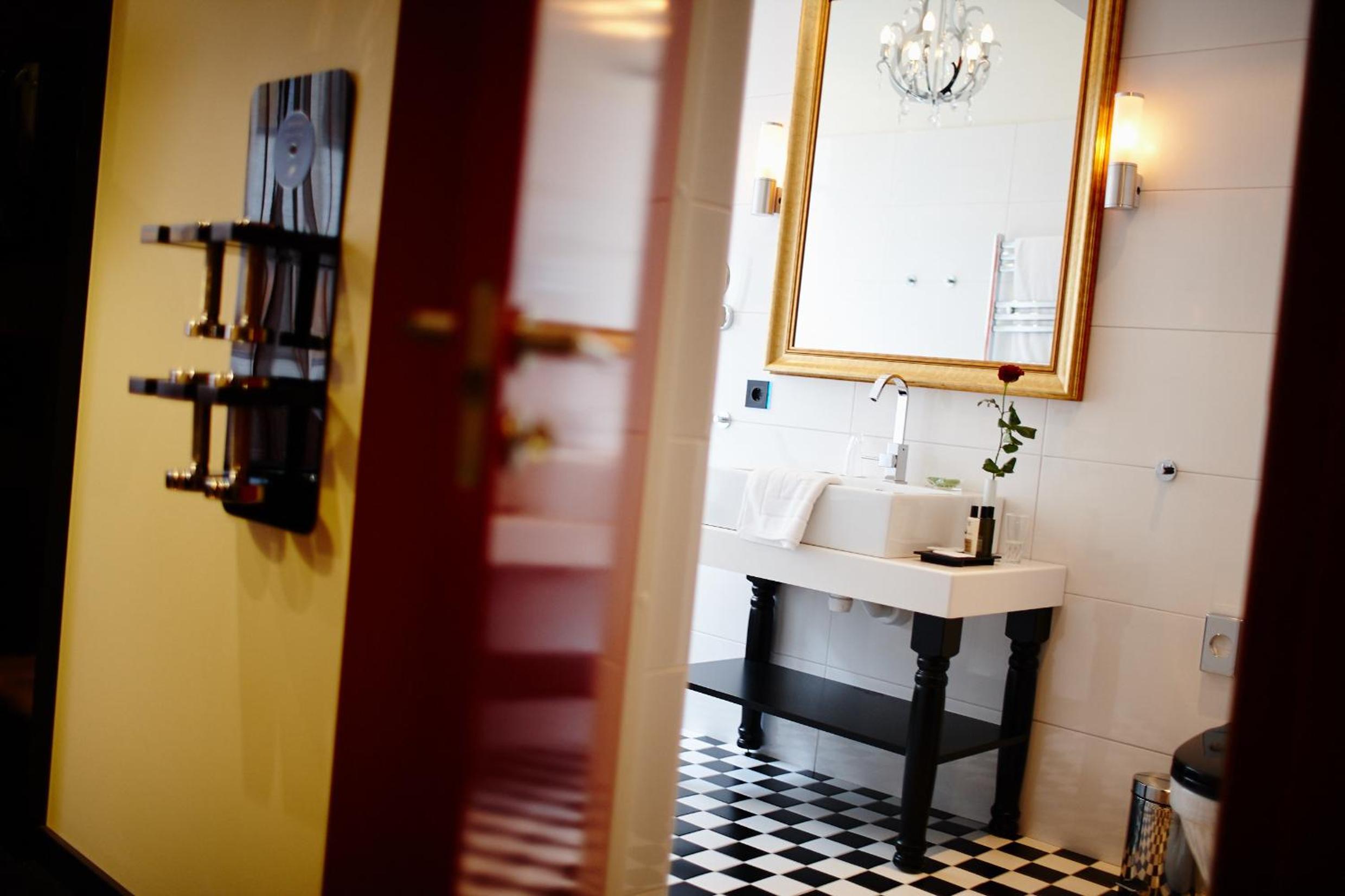 Suite - Photo 16