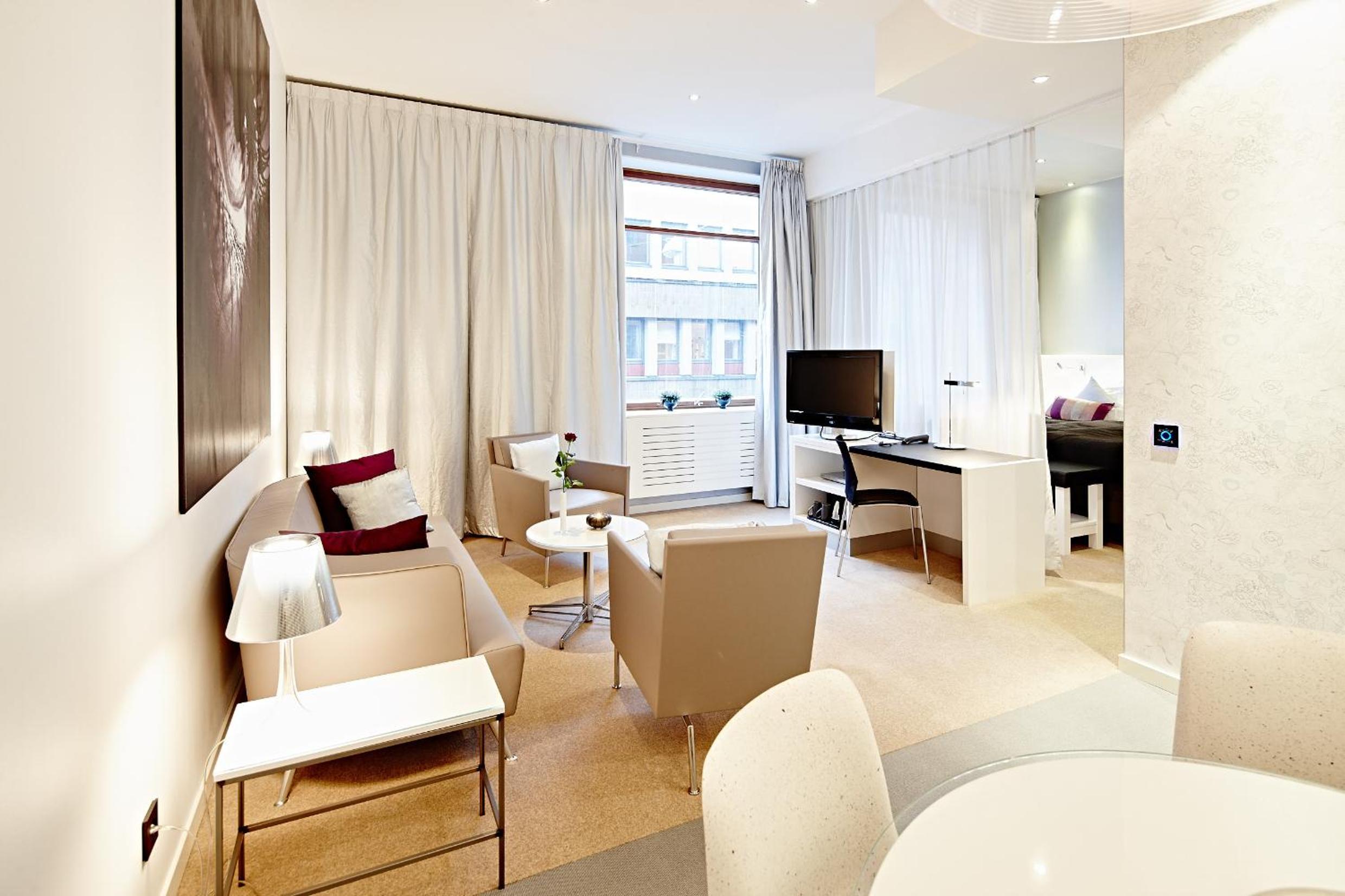 Suite - Photo 9