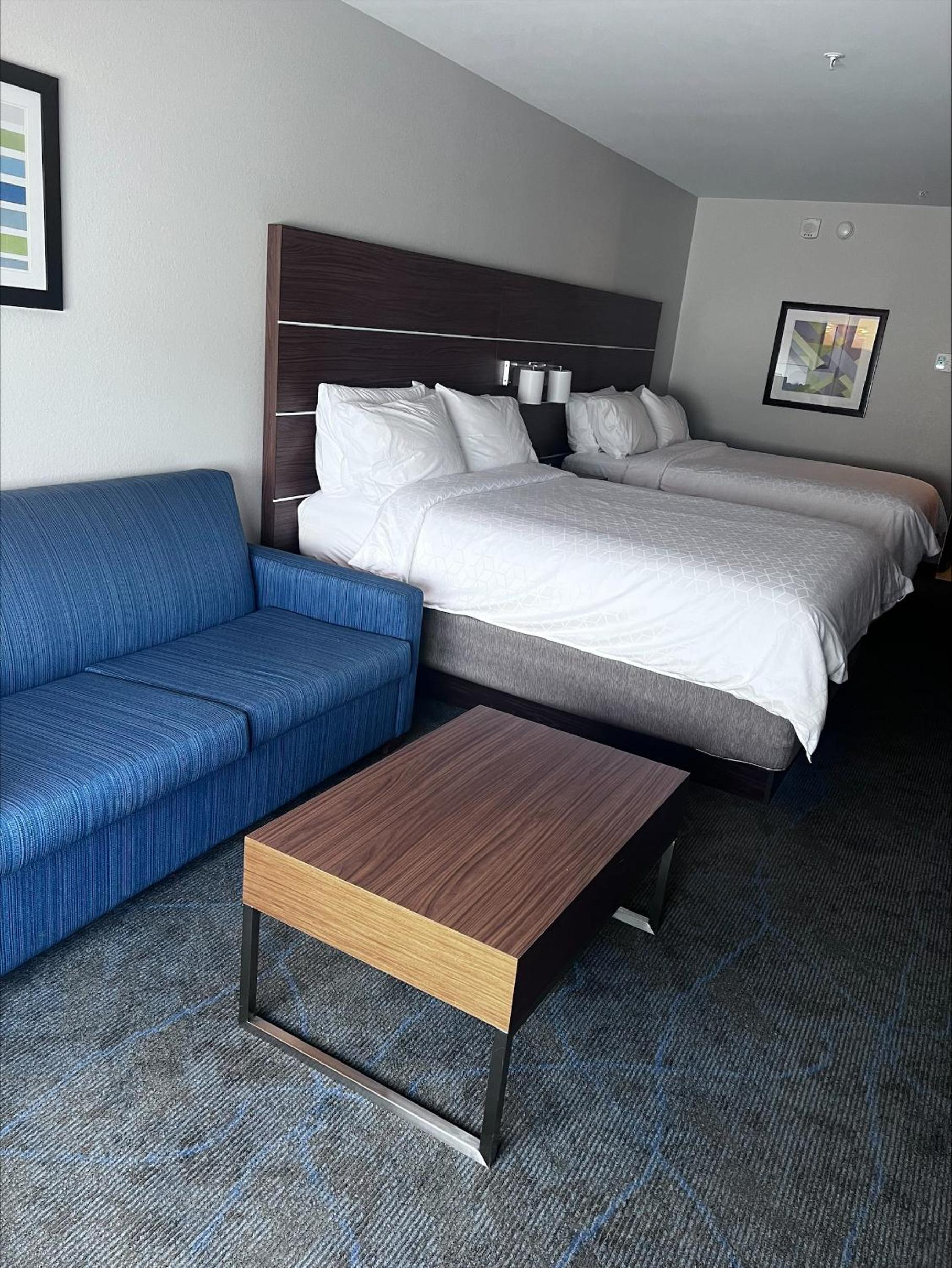 Queen Suite with Two Queen Beds and Sofa Bed - Photo 4