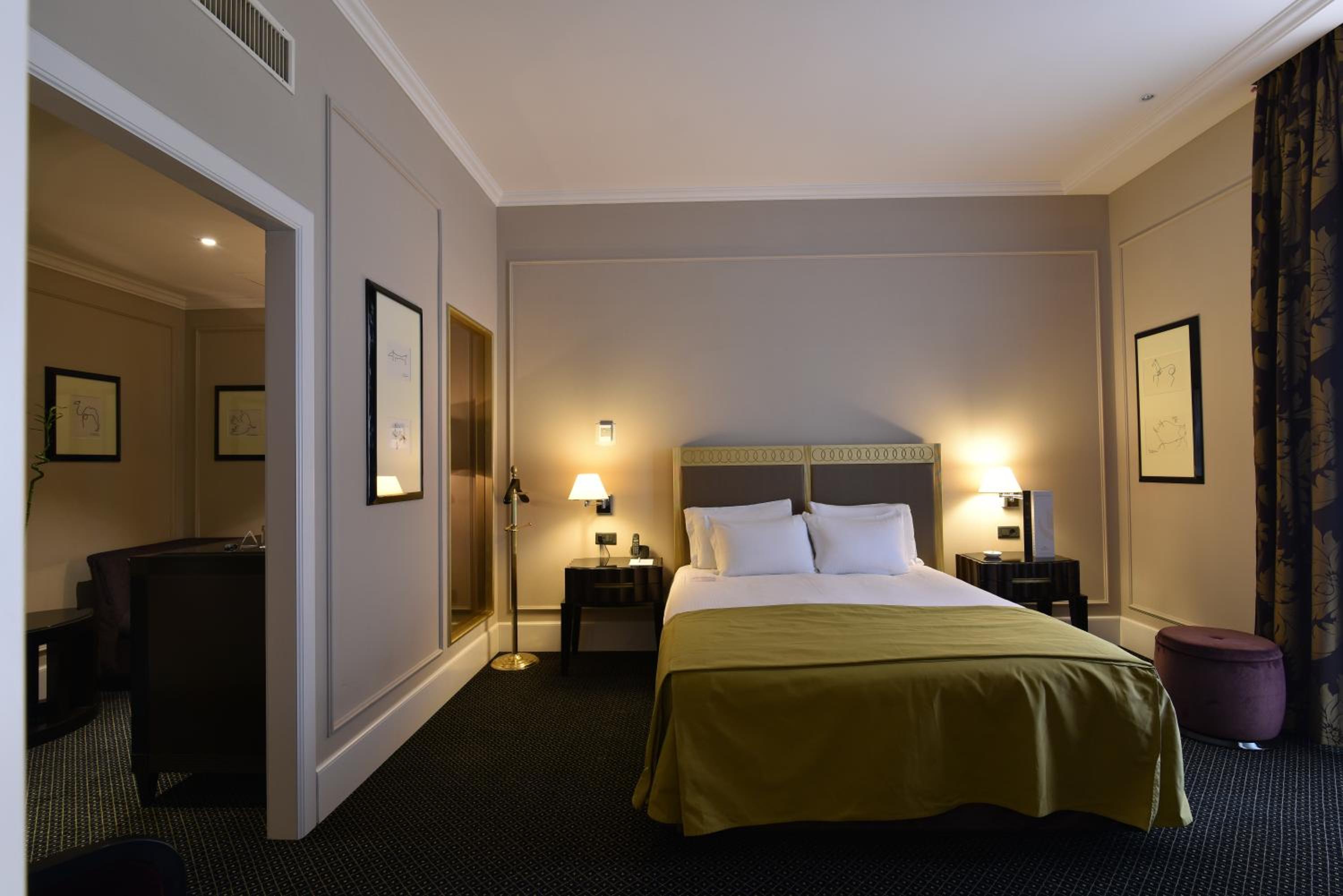 Deluxe Queen Room