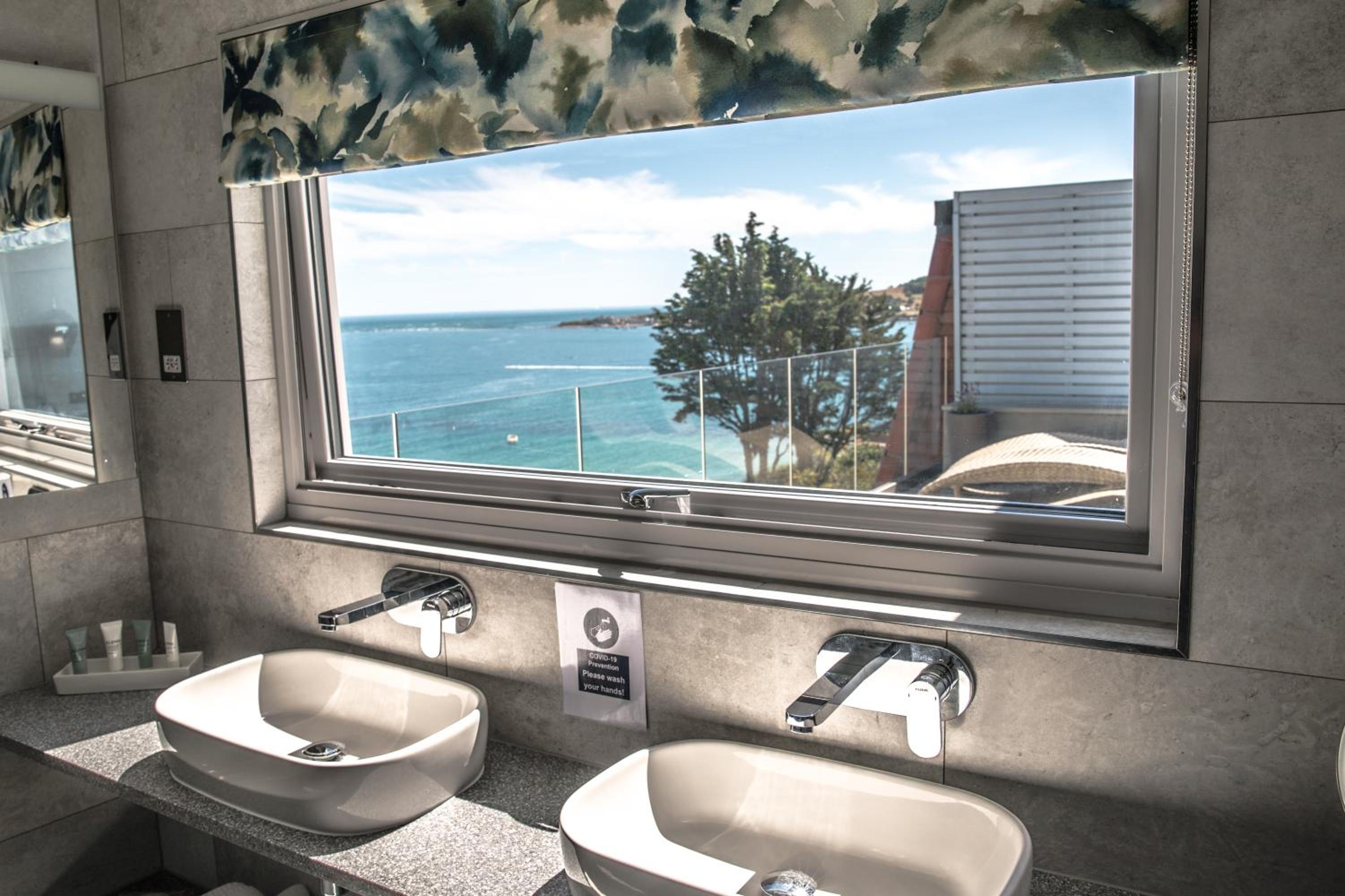 Deluxe Suite with Sea View photo 2