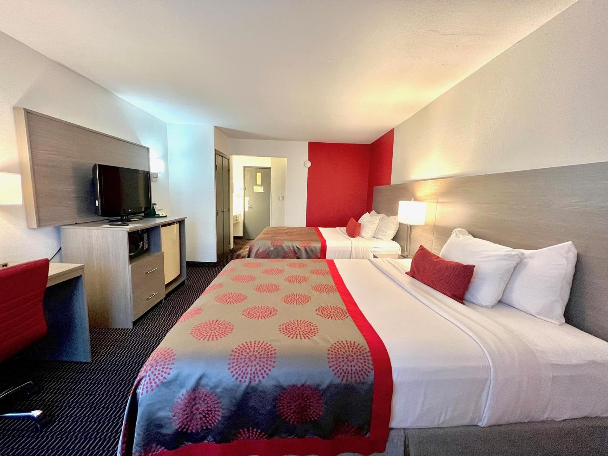 Queen Room with Two Queen Beds - Non-Smoking - Photo 4