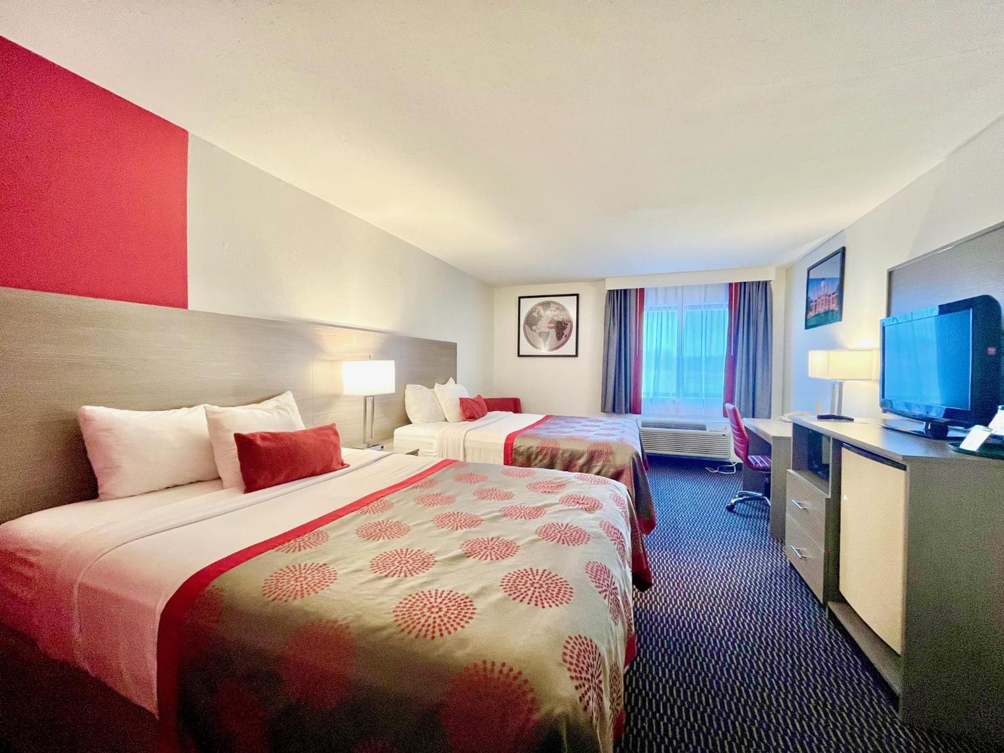 Queen Room with Two Queen Beds - Non-Smoking - Photo 3