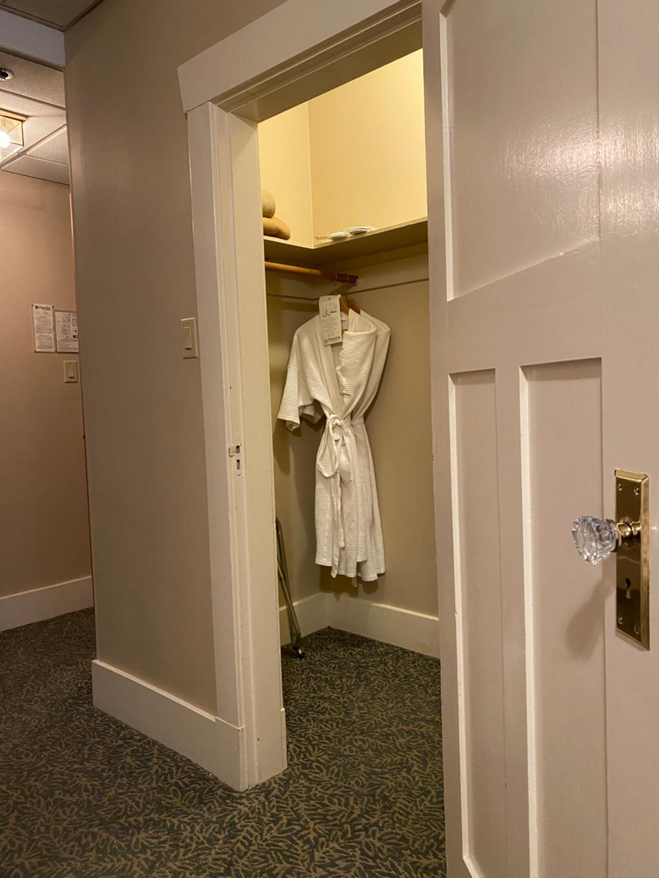 Standard Twin Room - Photo 4