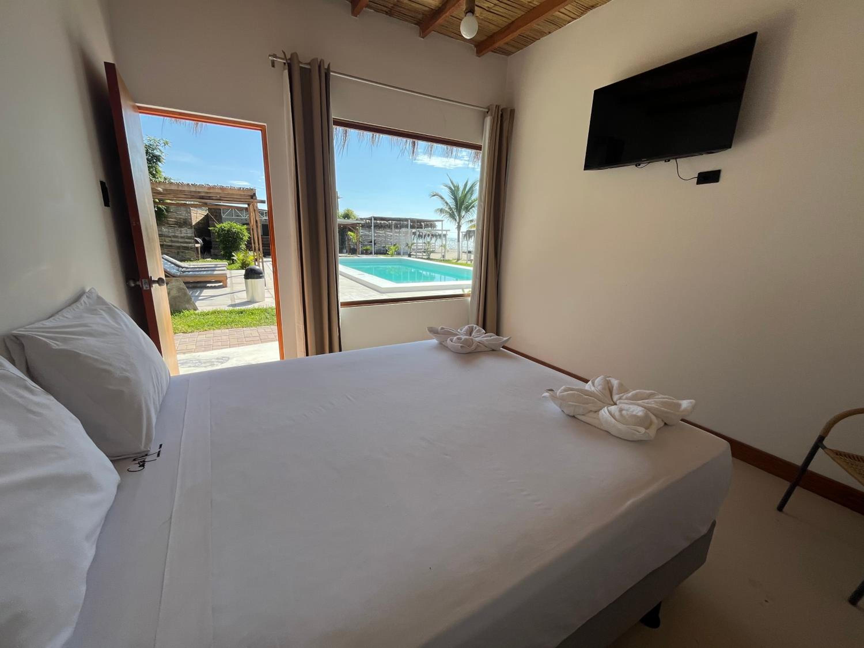 Queen Room With Pool View photo 2