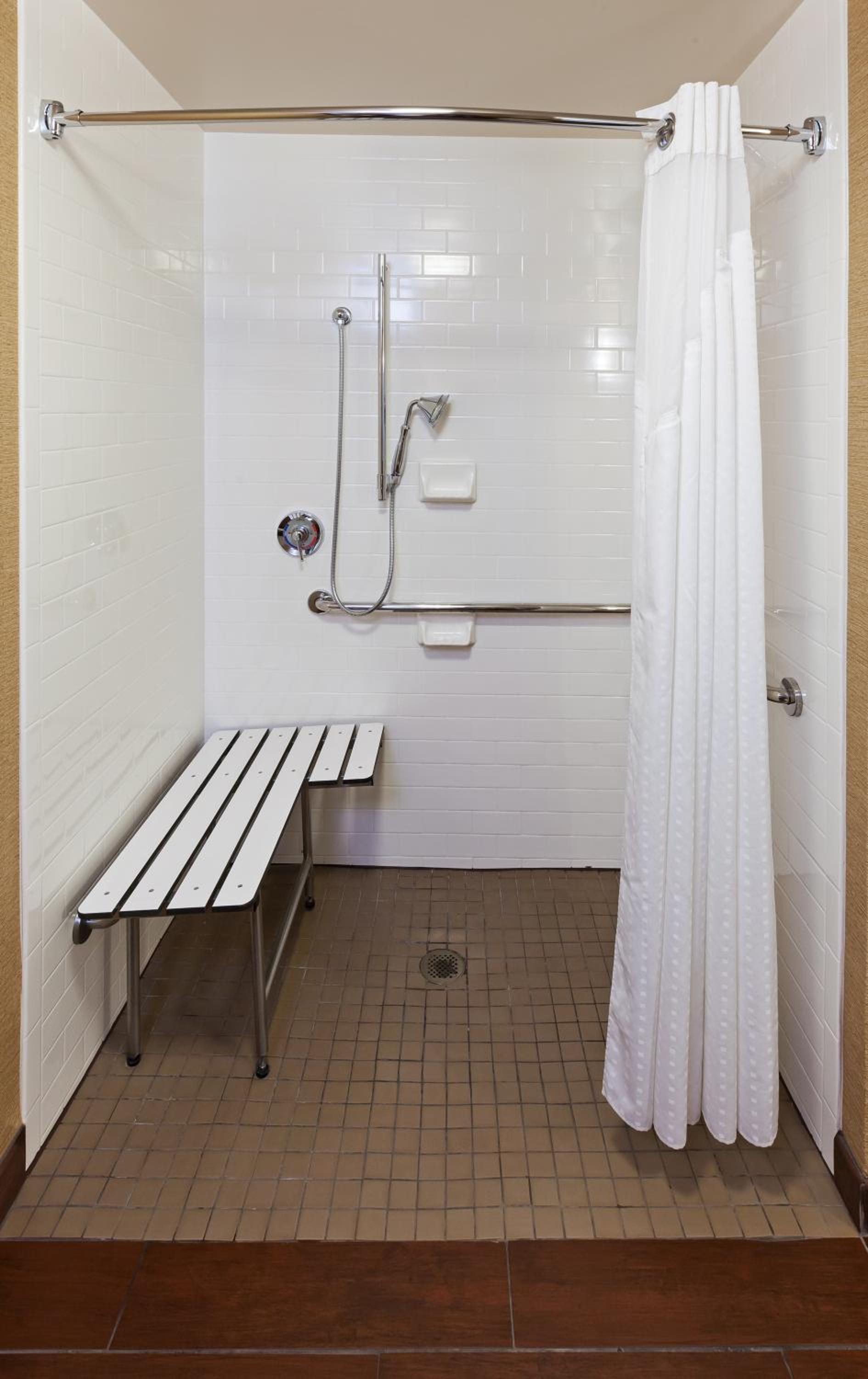 King Suite with Roll-In Shower - Disability Access/Non-Smoking - Photo 2