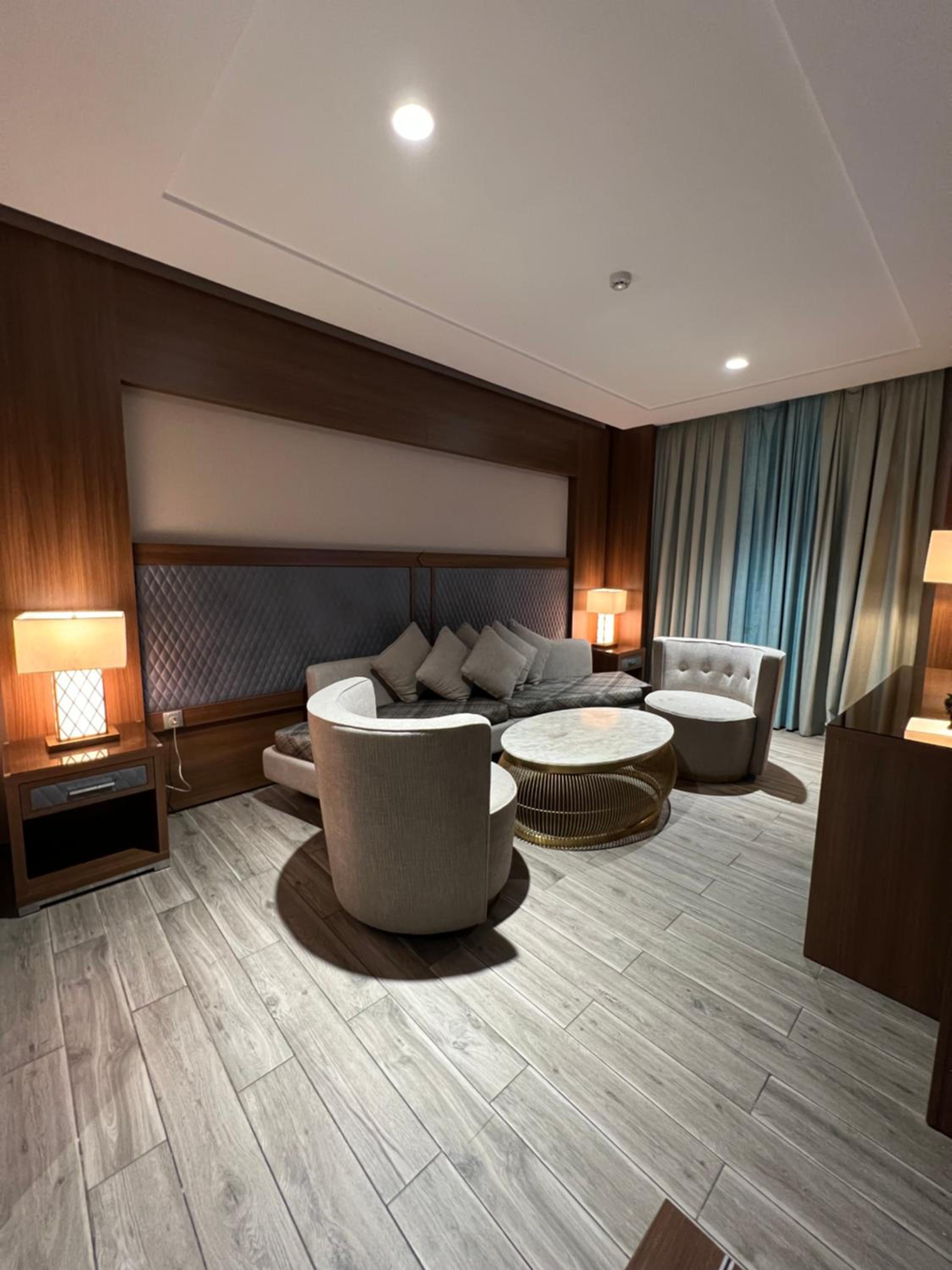 Executive Suite - Photo 2