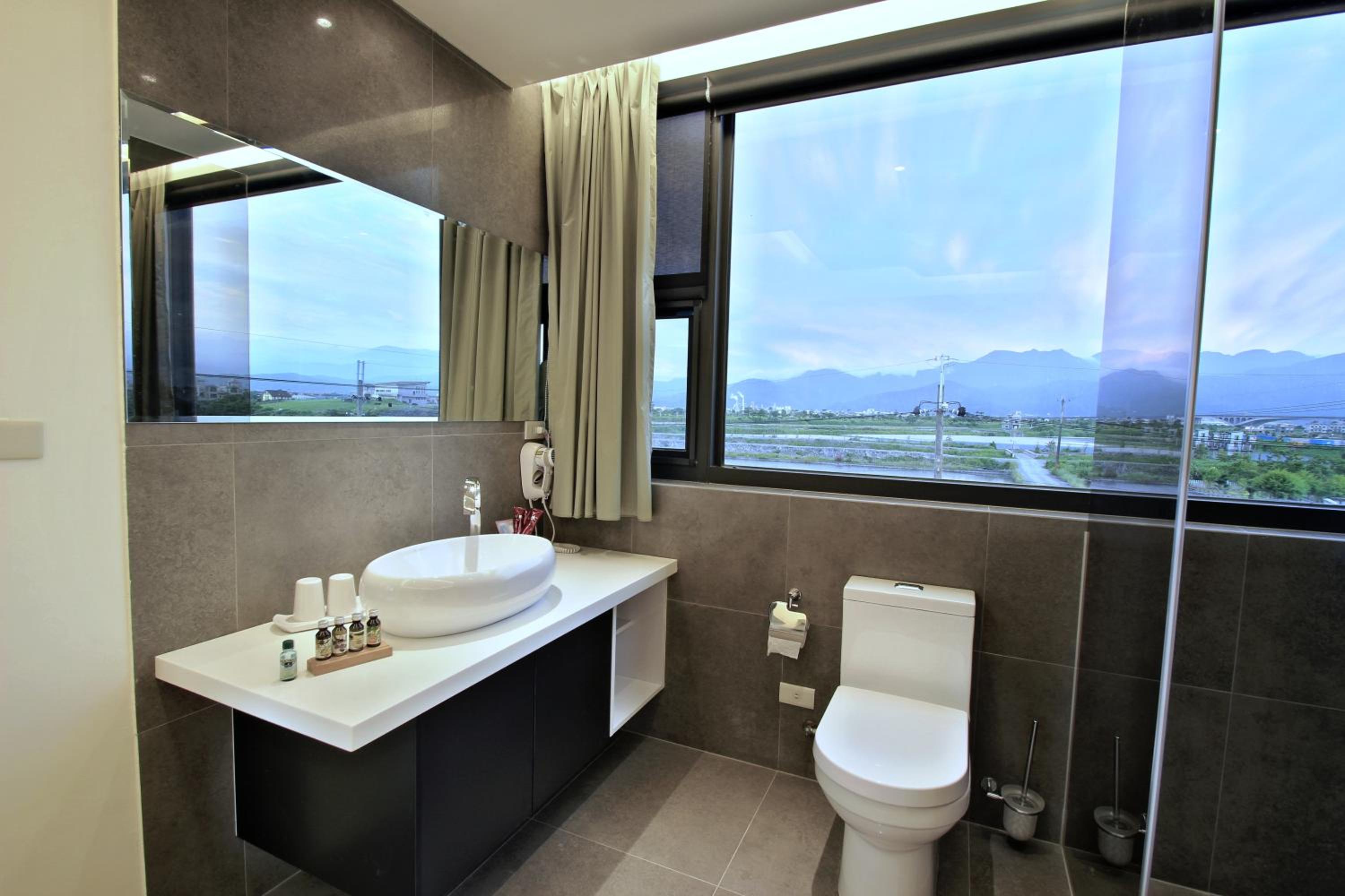 Large Double Room - Photo 2