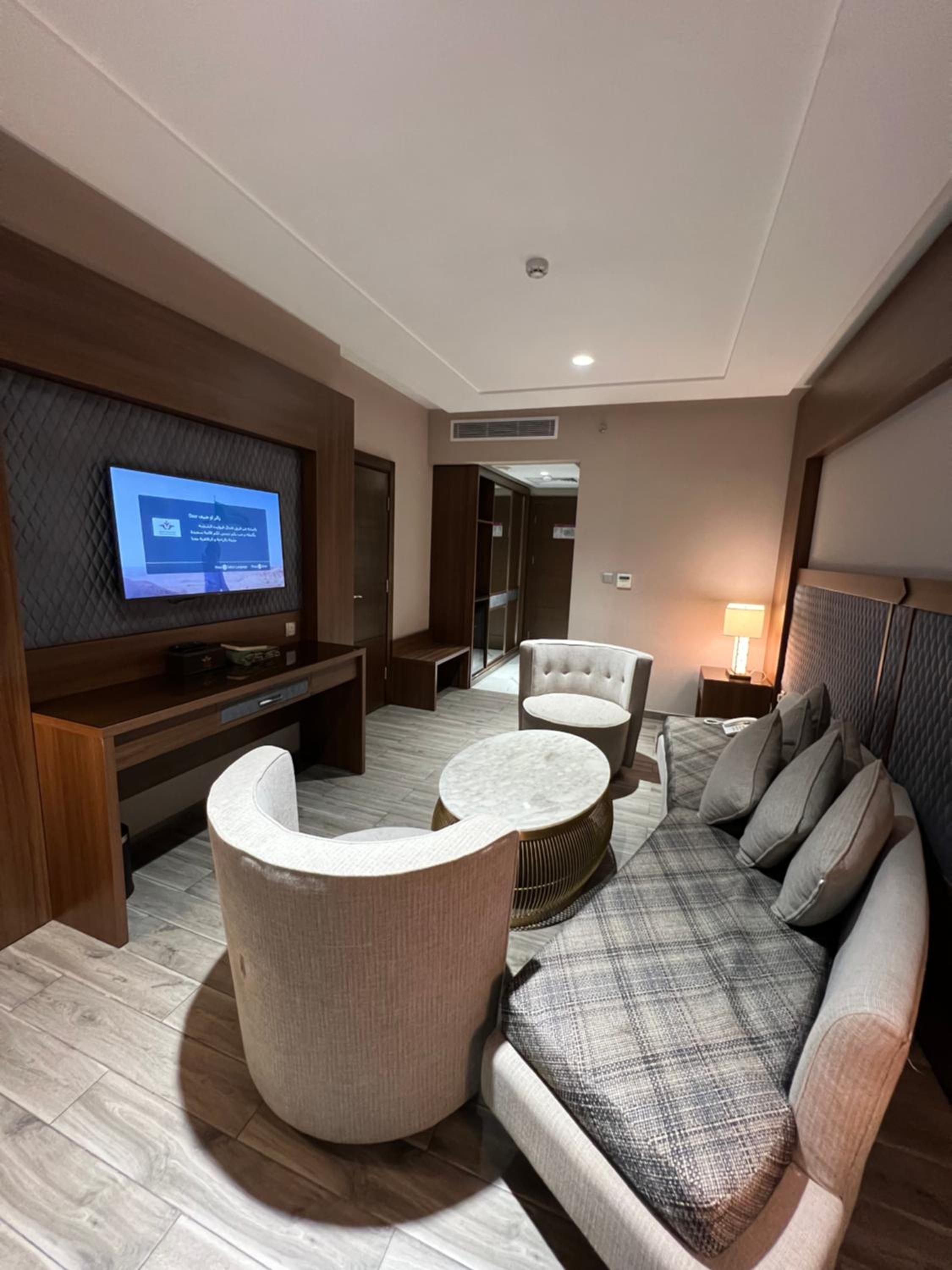 Executive Suite - Photo 16