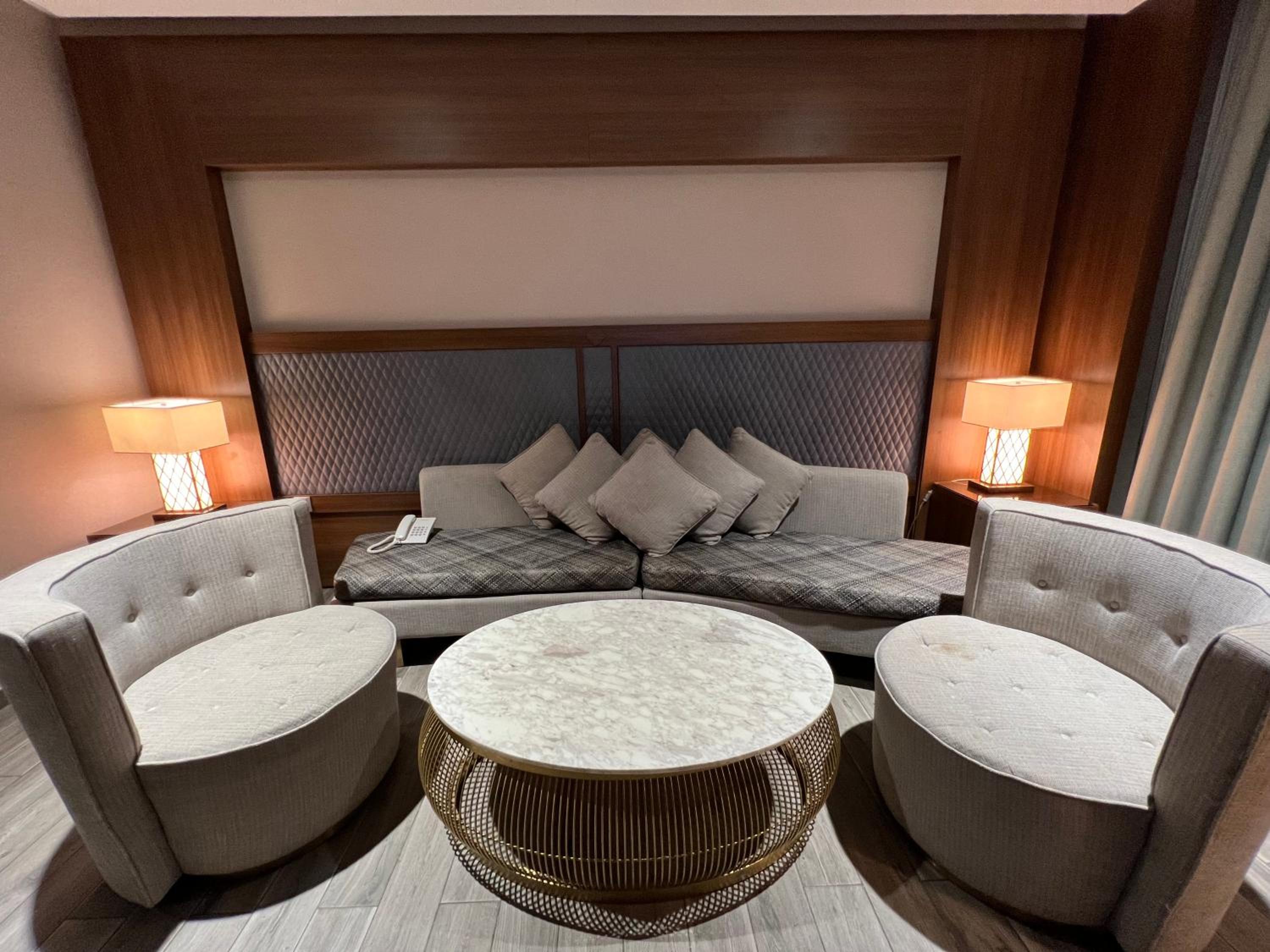 Executive Suite - Photo 3