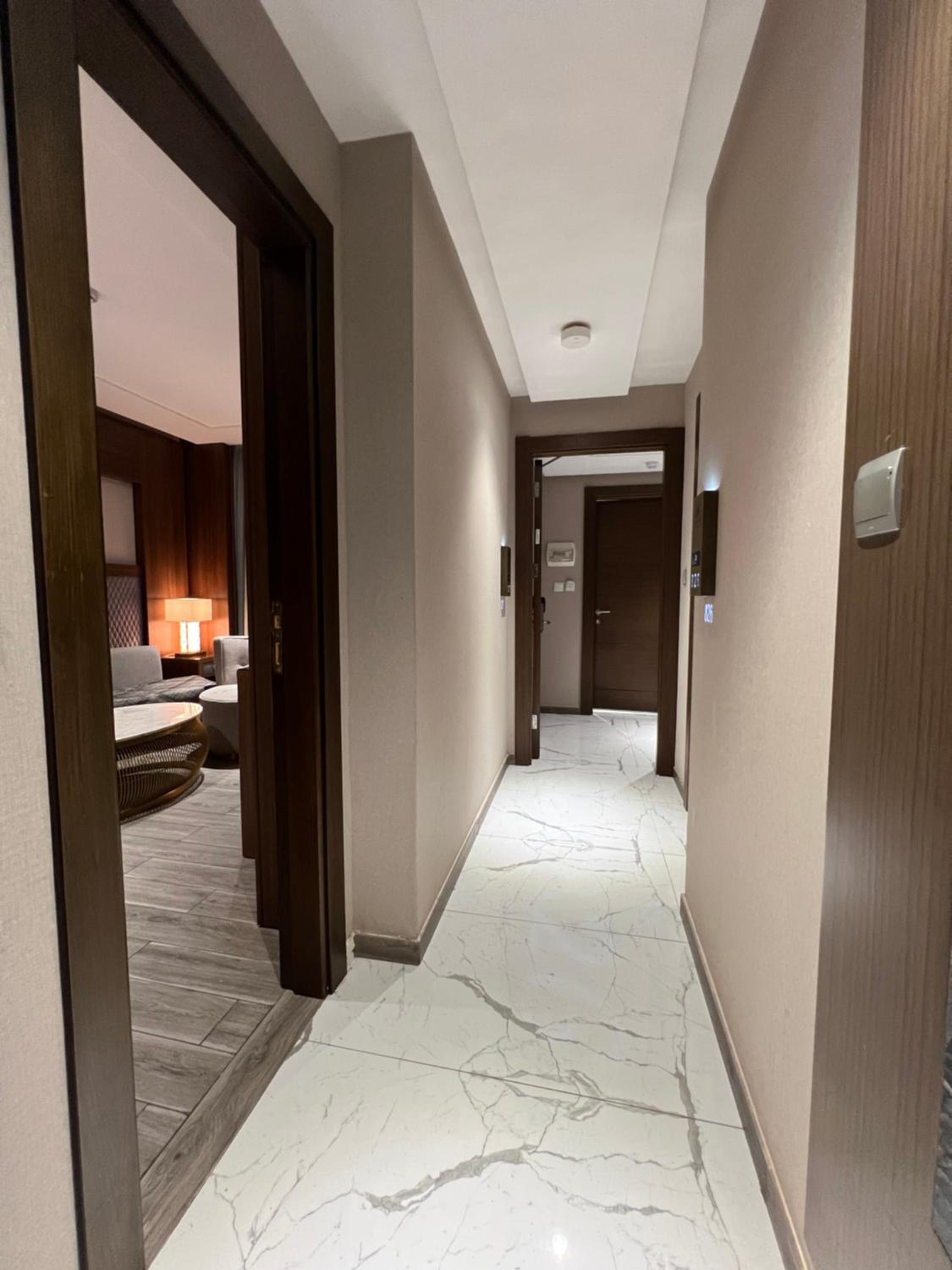Executive Suite - Photo 4