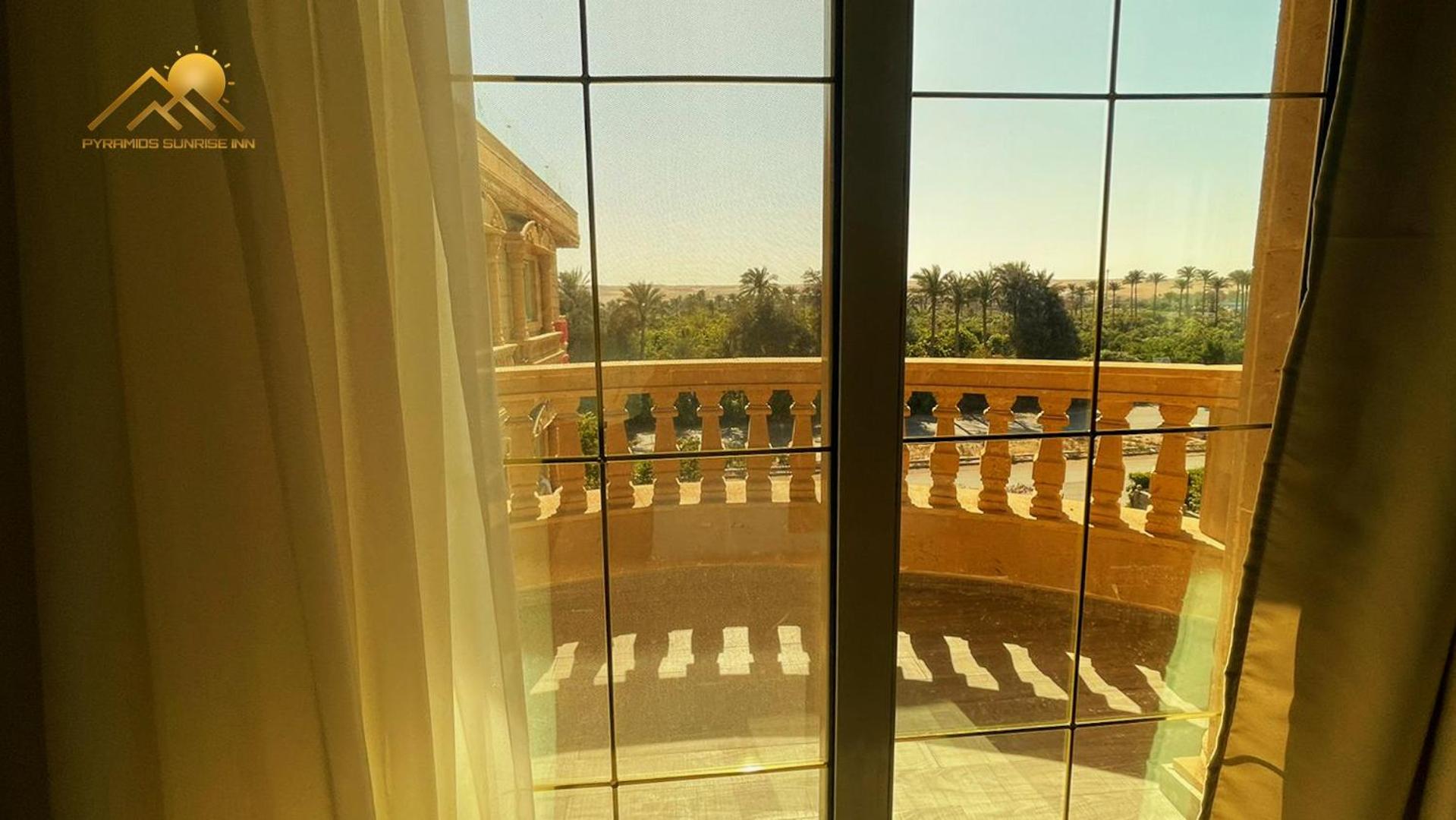 Deluxe Double or Twin Room with Balcony - Pyramids View photo 2