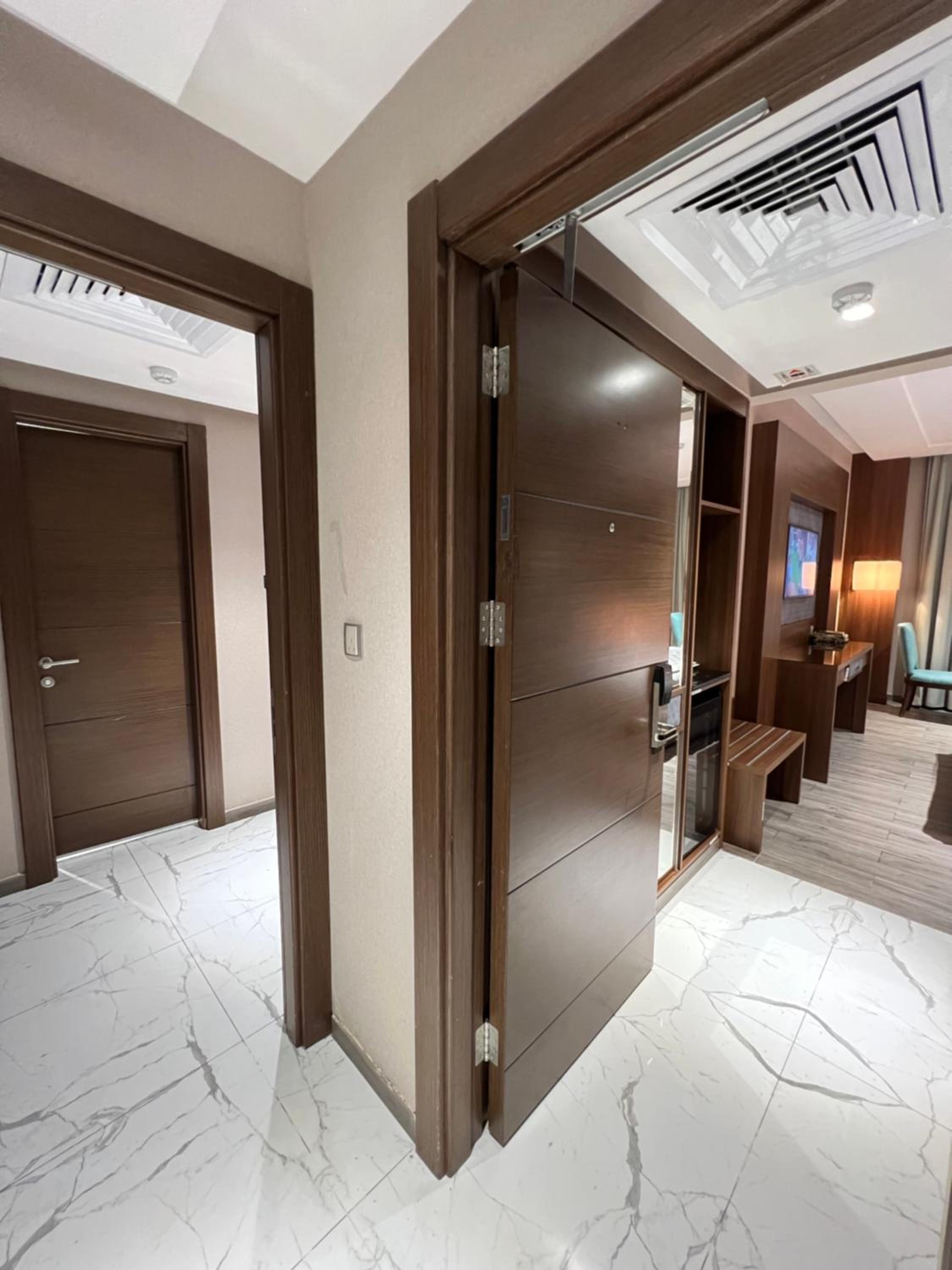 Executive Suite - Photo 5