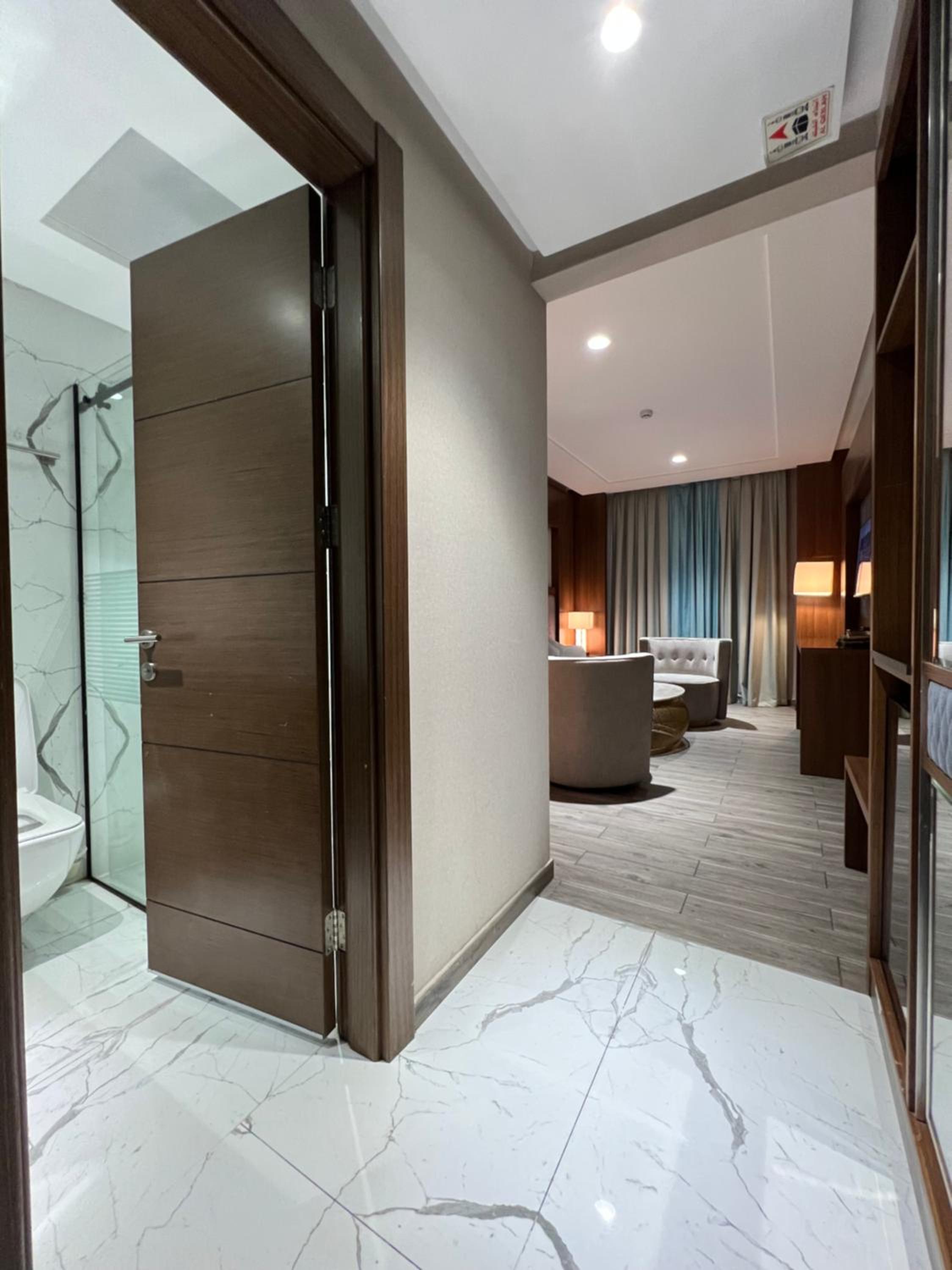 Executive Suite - Photo 6