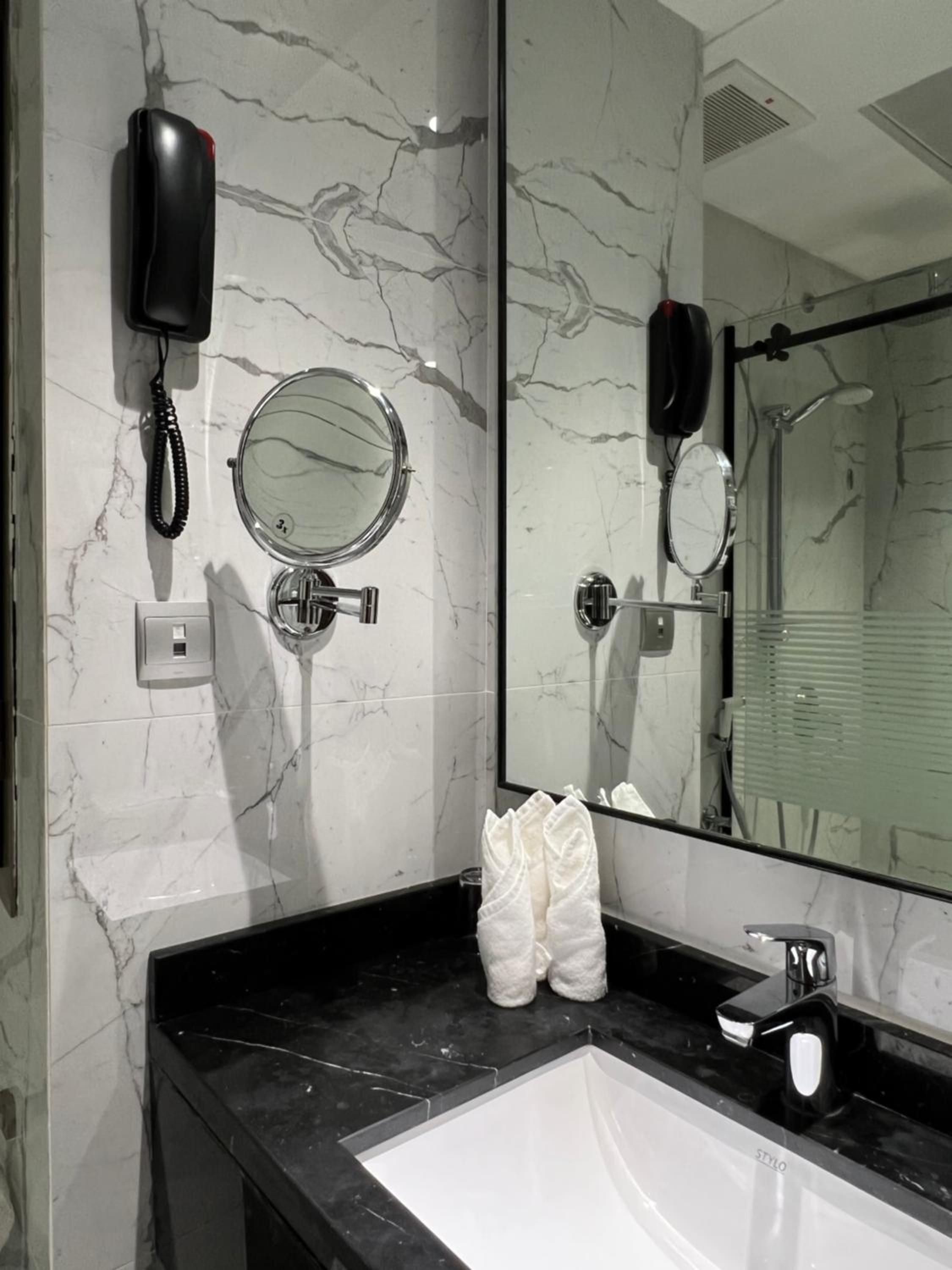 Executive Suite - Photo 9