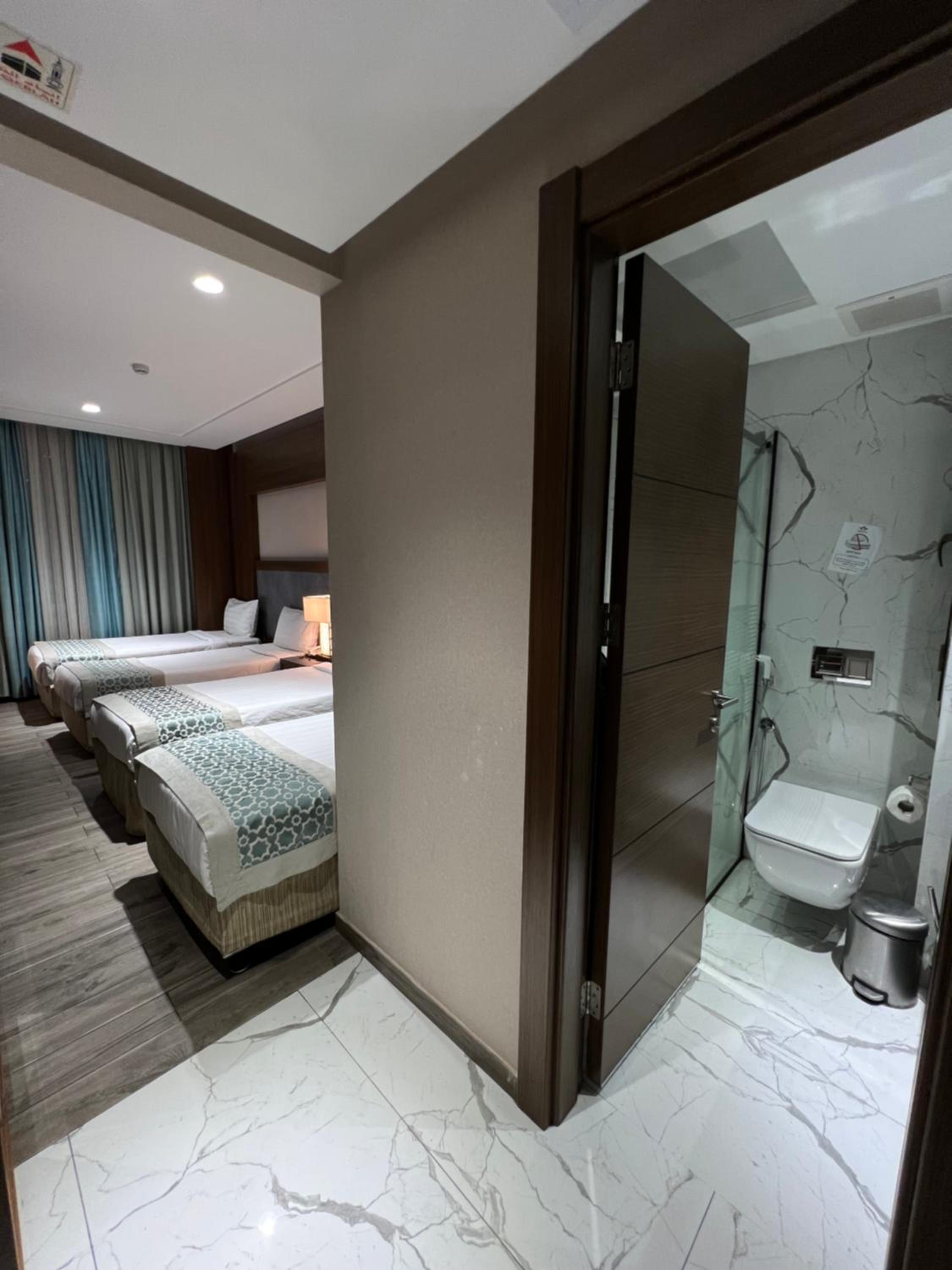 Executive Suite - Photo 15