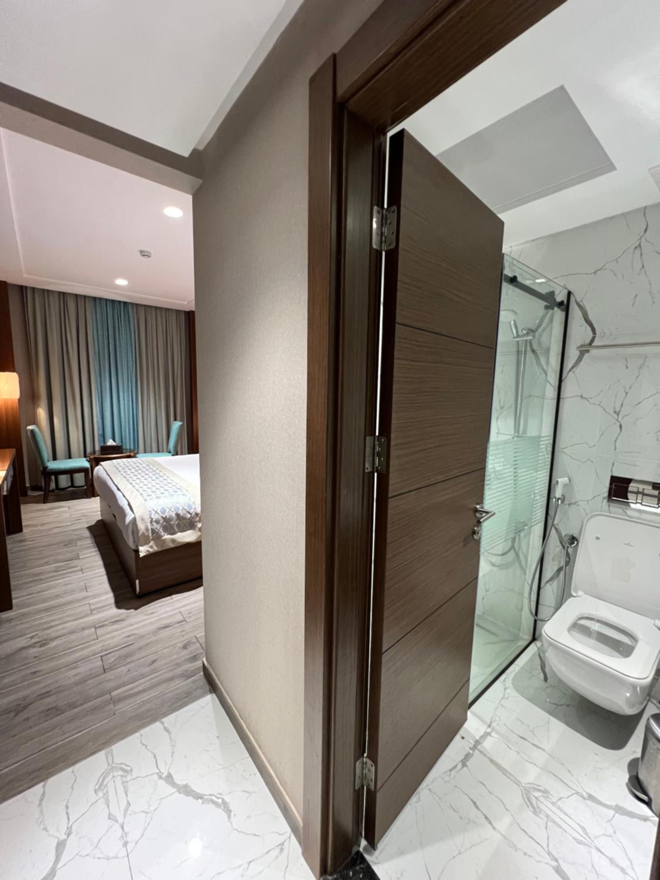 Executive Suite - Photo 7