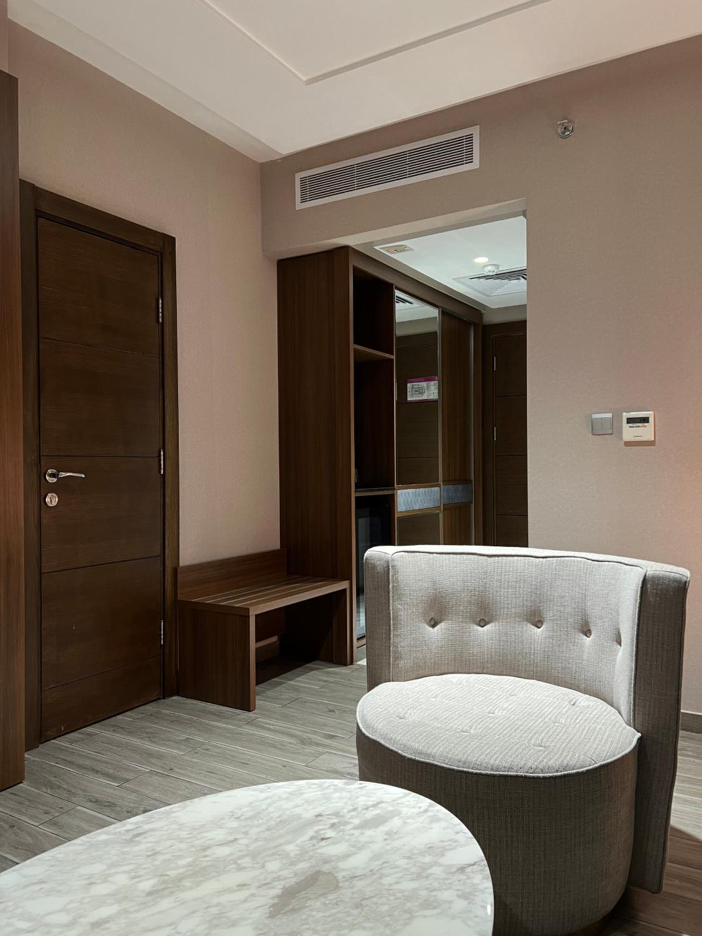 Executive Suite - Photo 11