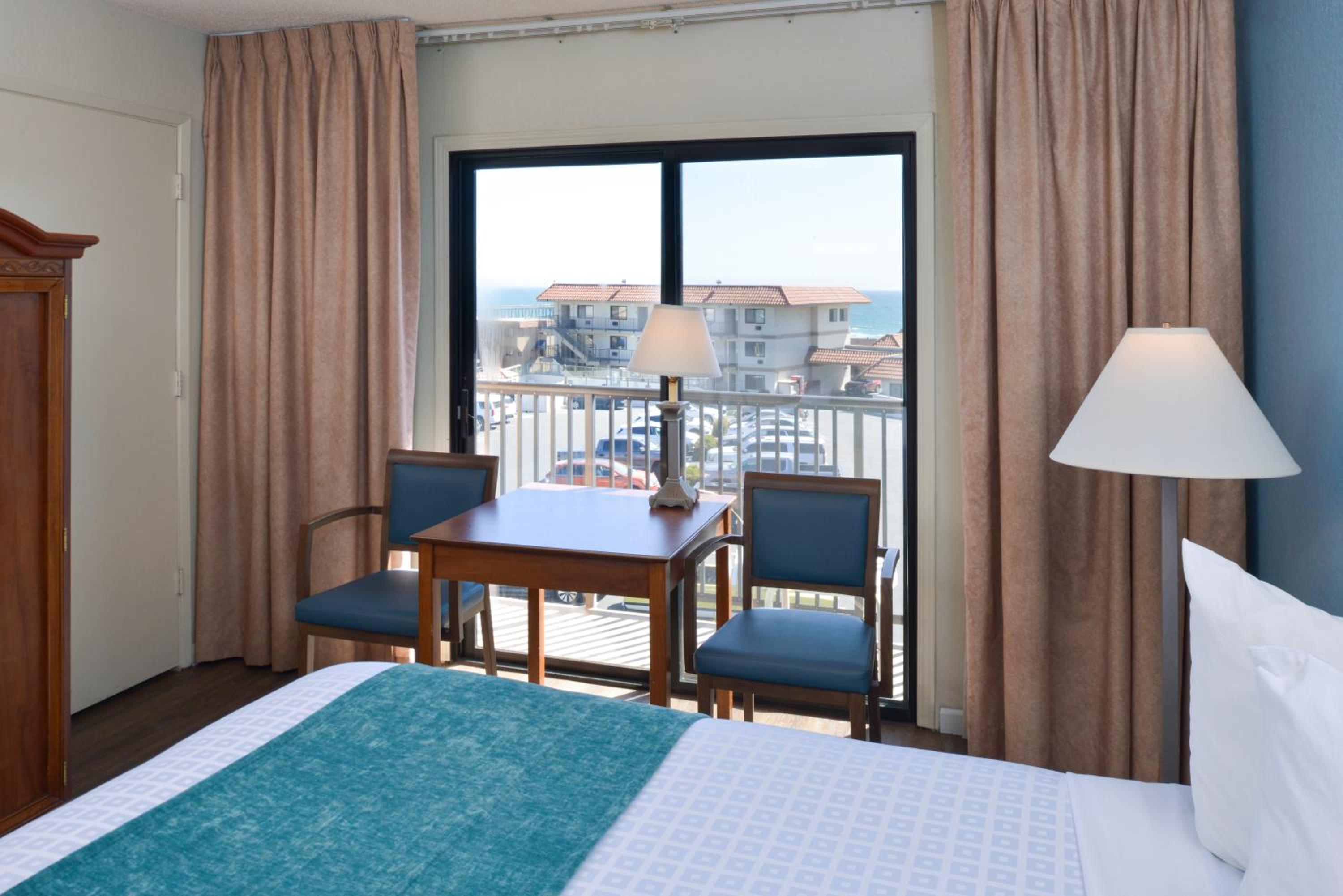 Queen Room with Balcony - Photo 10