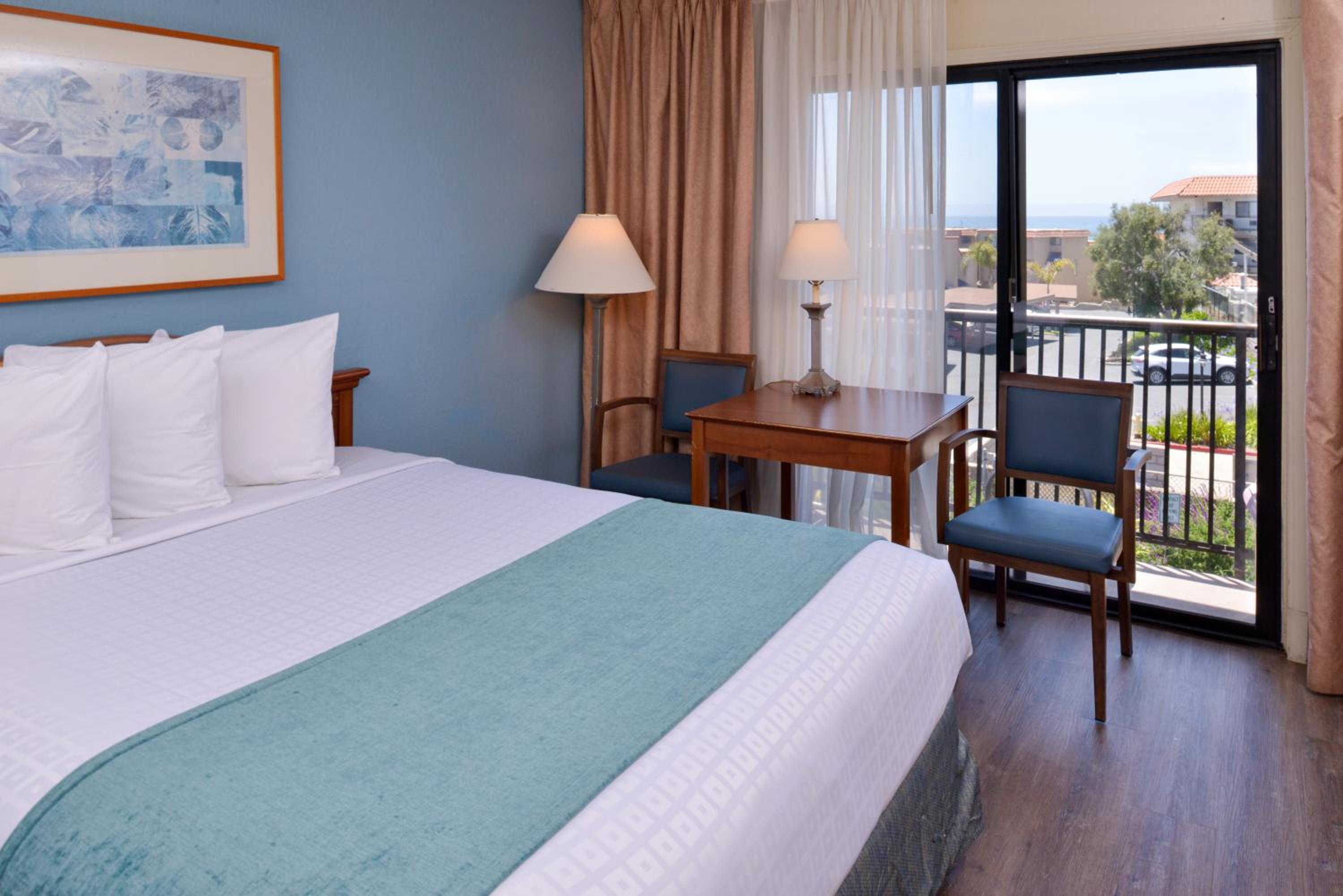 Queen Room with Balcony - Photo 2
