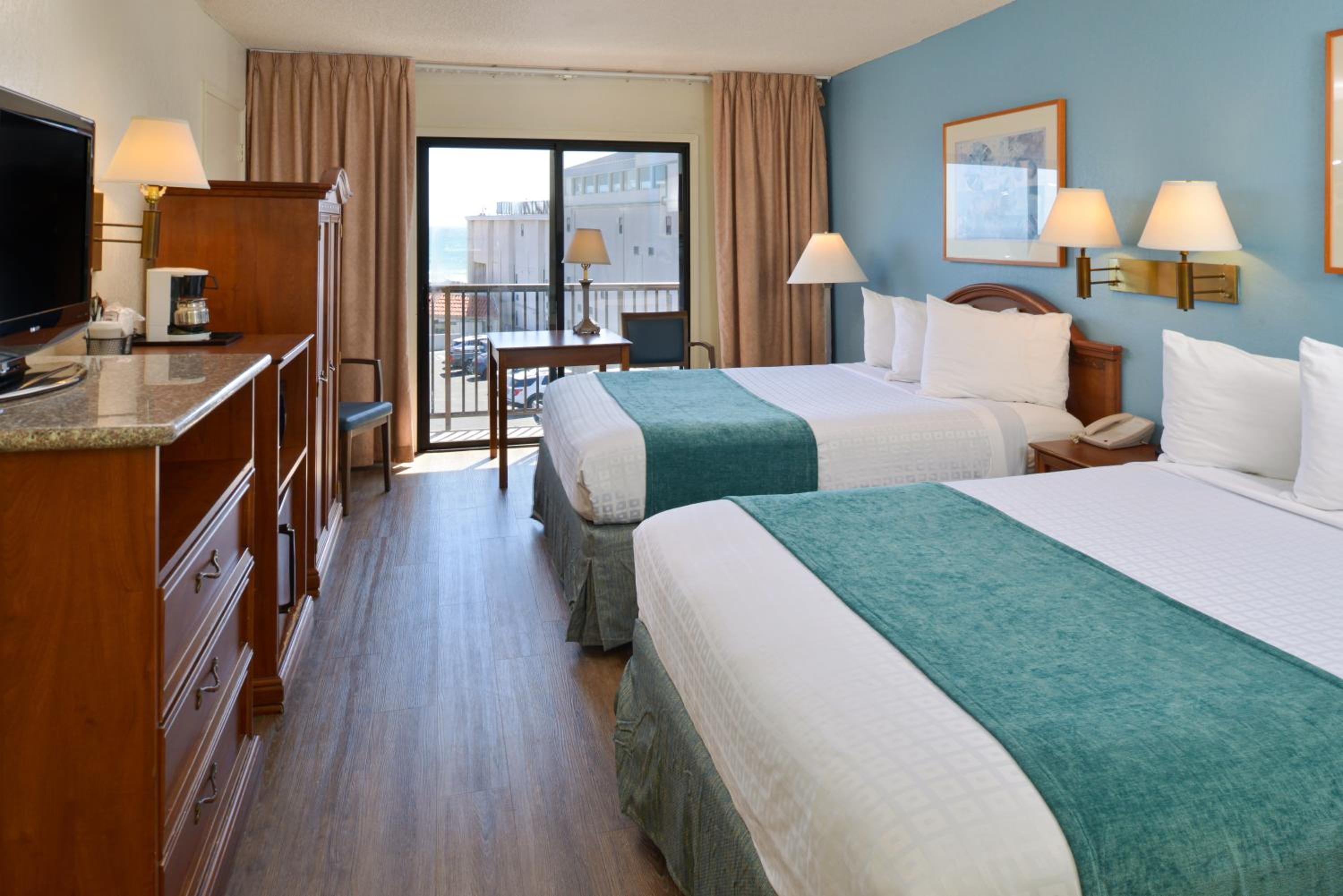 Queen Room with Balcony - Photo 4