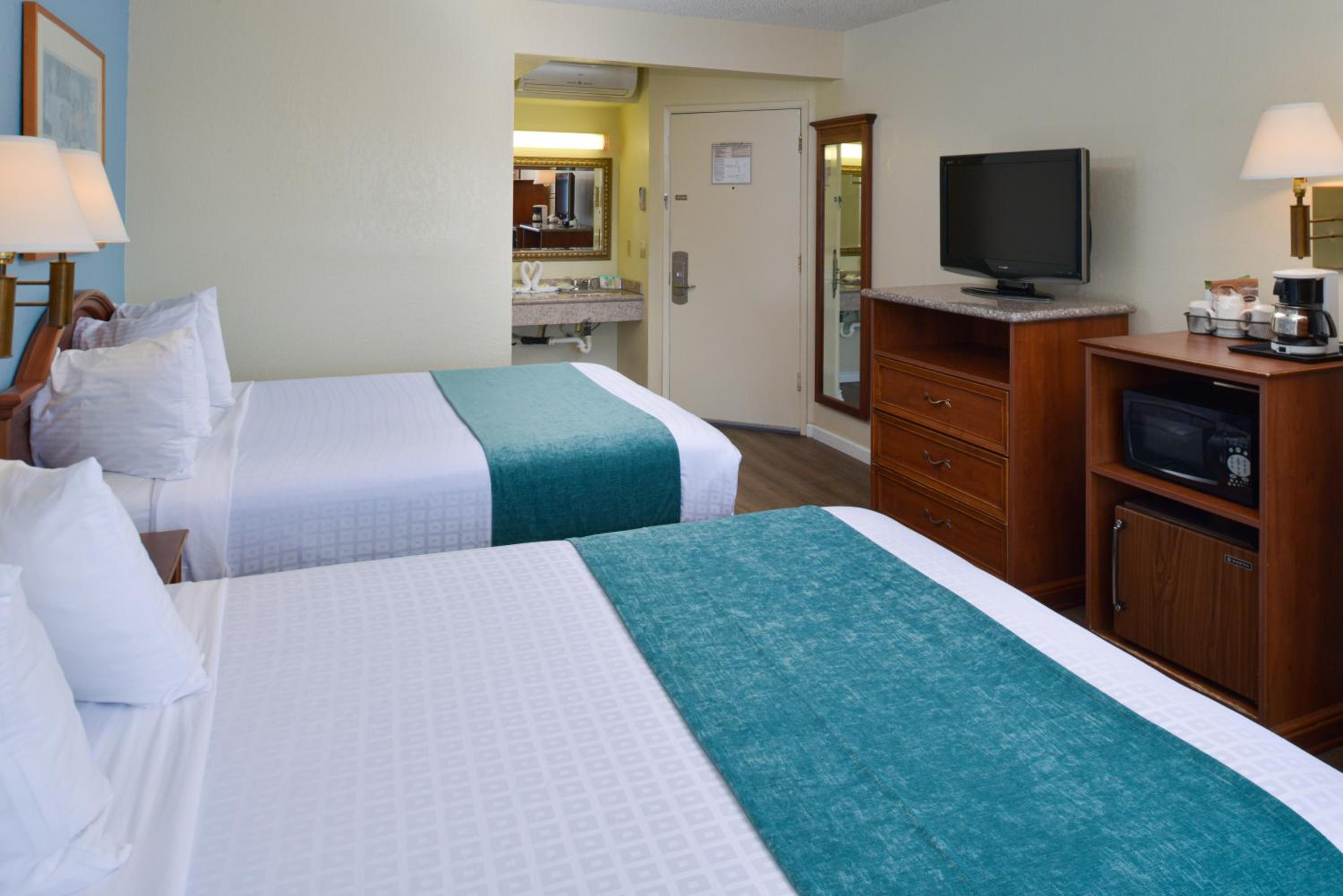 Queen Room with Balcony - Photo 8