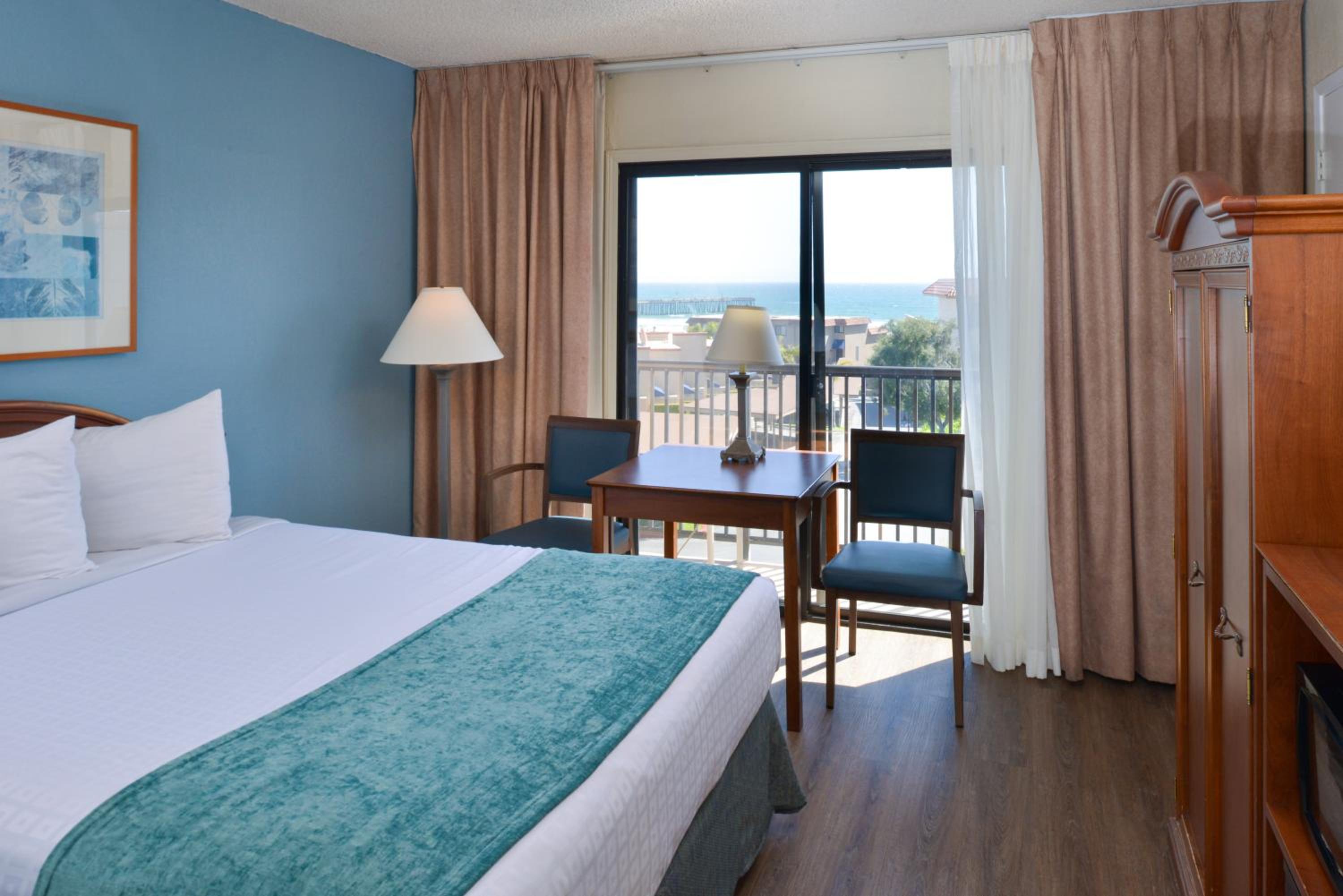 Queen Room with Balcony - Photo 7