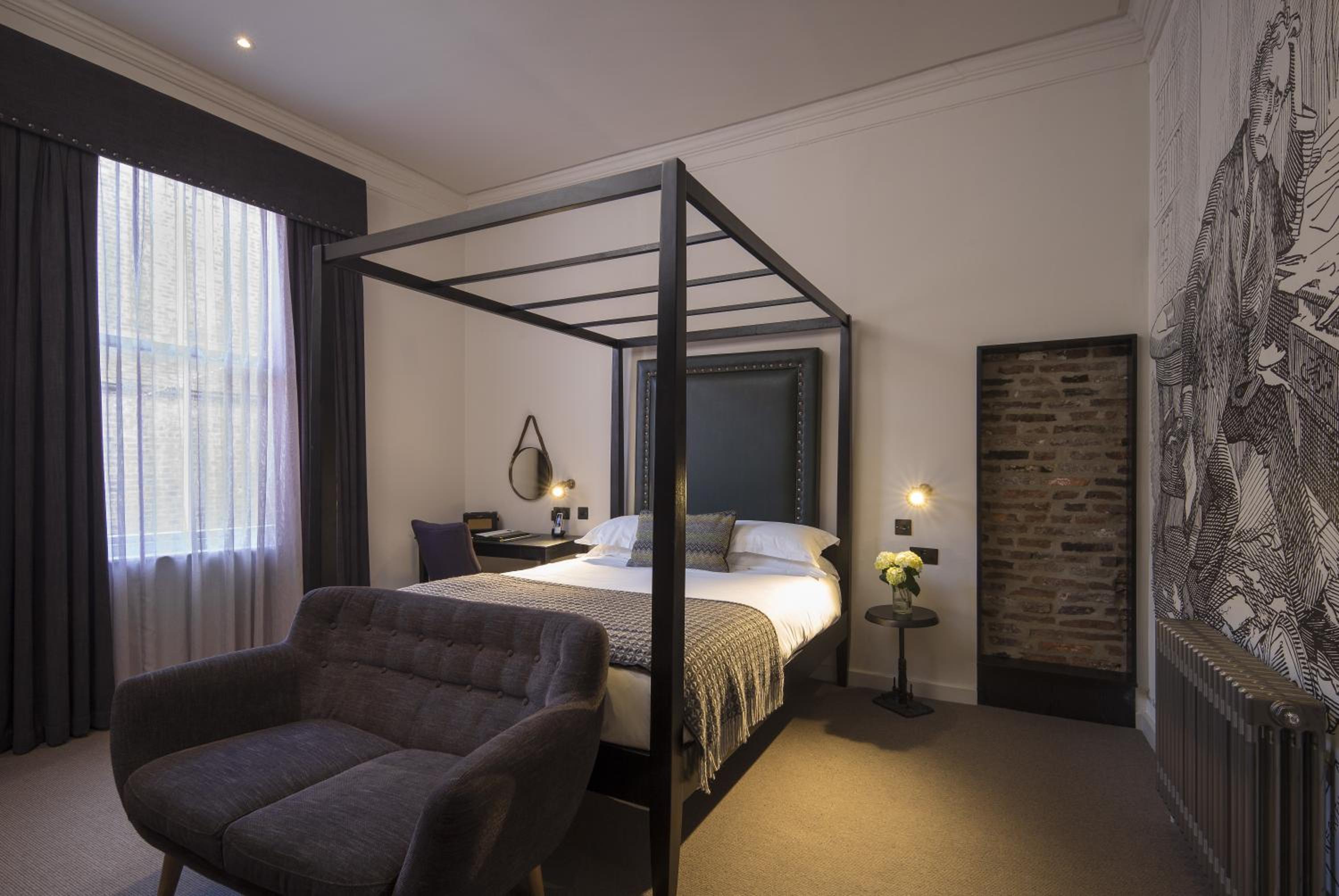 Luxury King Room with Four-Poster Bed - Photo 1