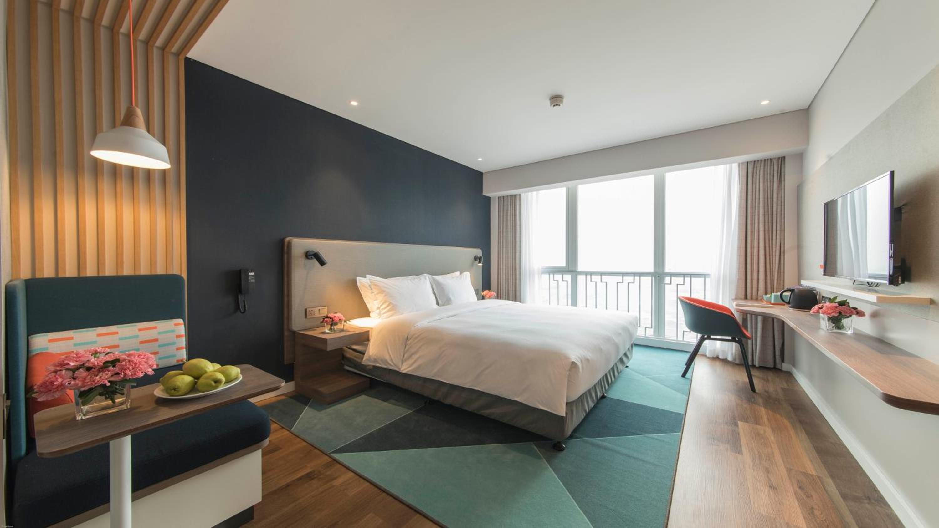Standard King Room with Lake View photo 1