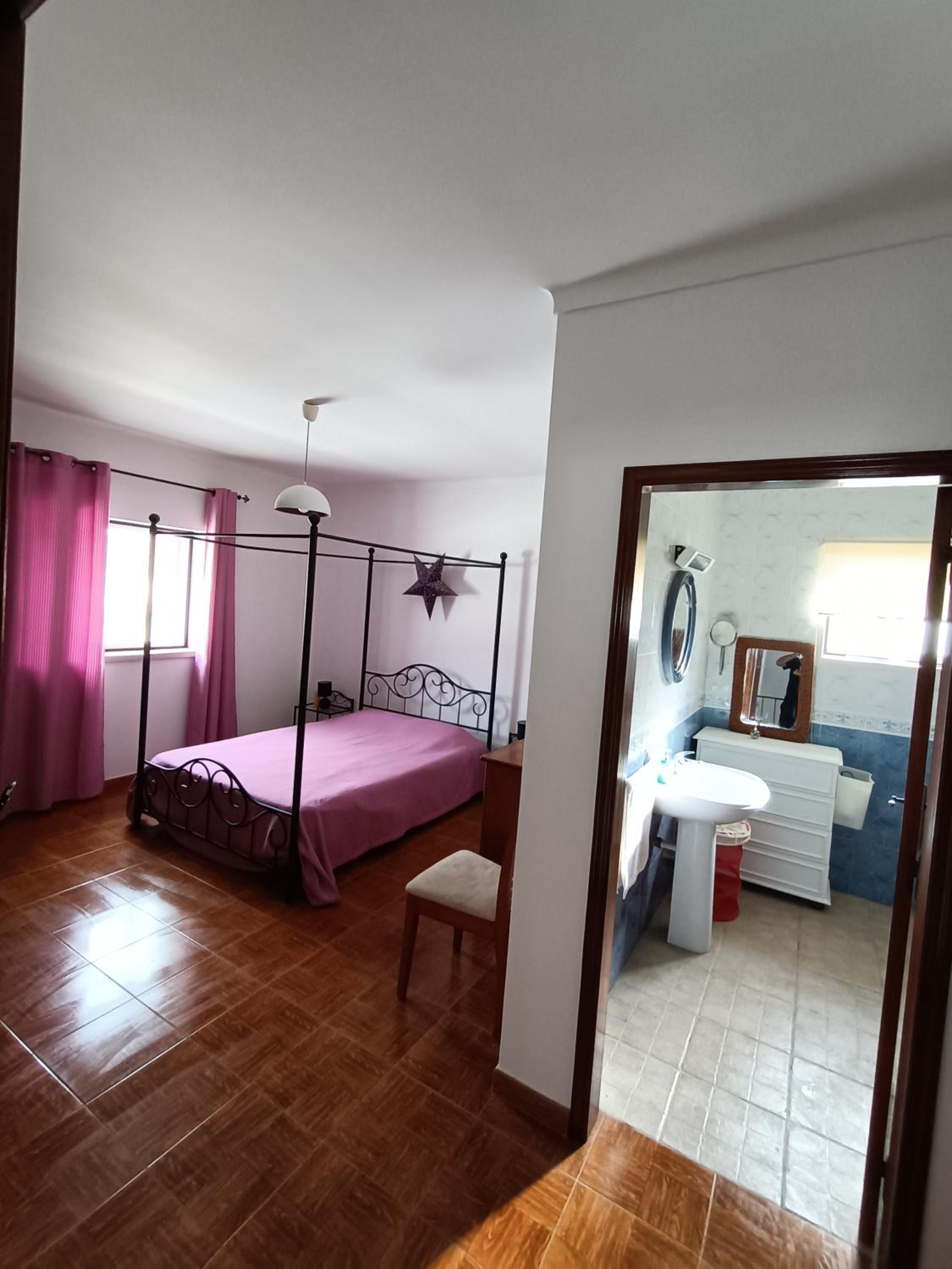 Five-Bedroom House photo 2