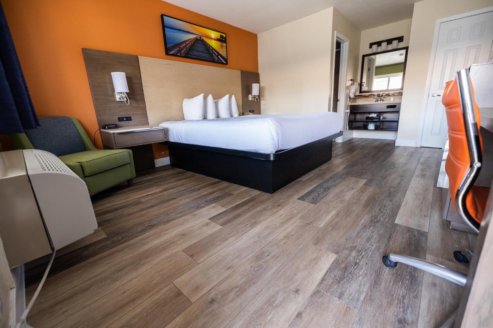 Standard King bedroom Nonsmoking - Photo 7