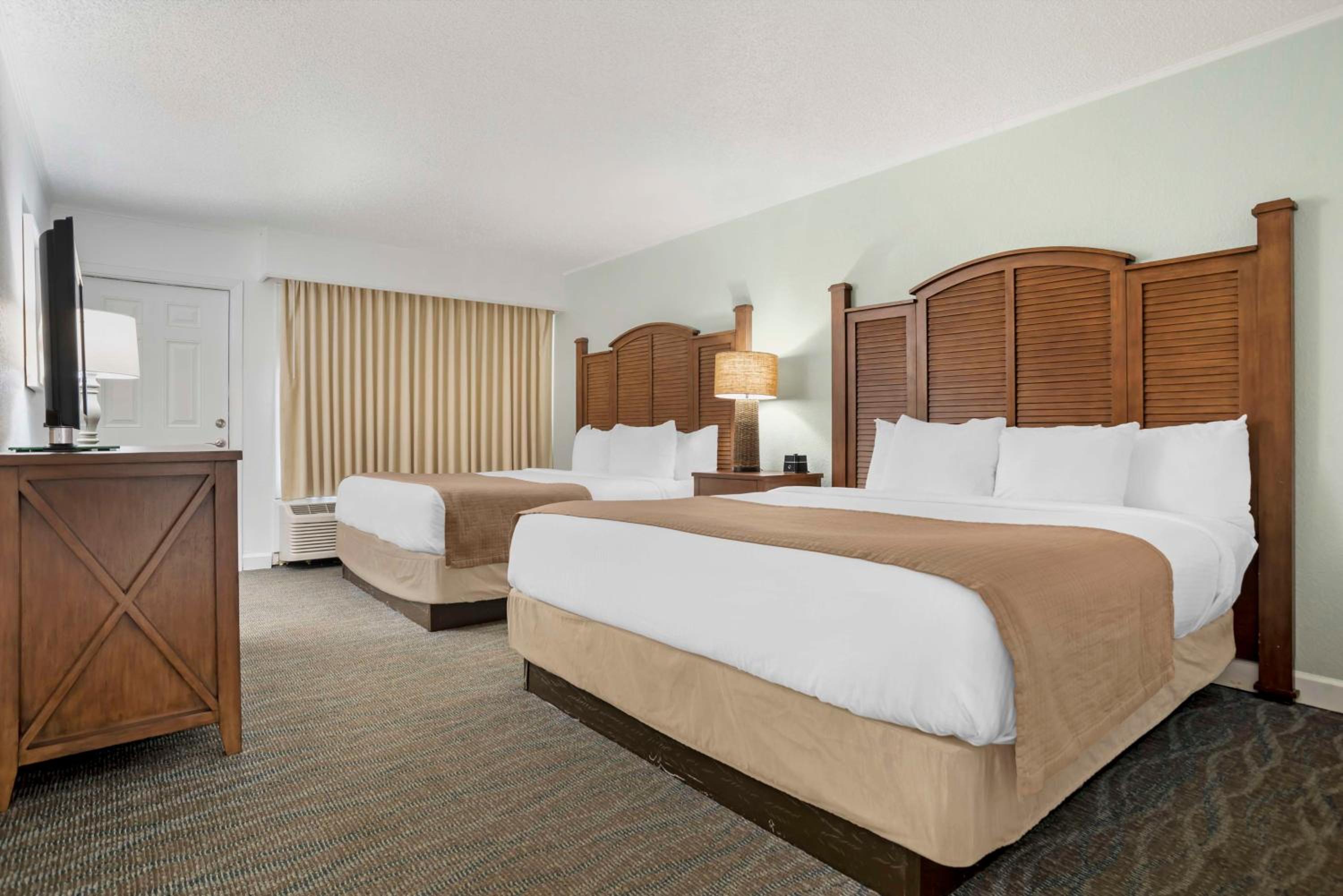 Suite with Two King Beds and Street View - Non-Smoking photo 2