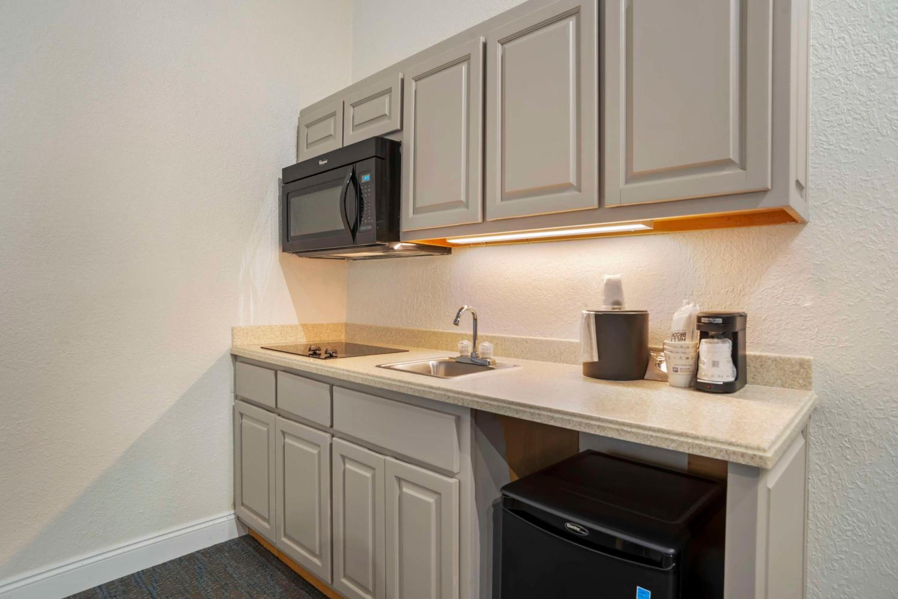 King Studio with Kitchenette and Street View - Non-Smoking photo 3