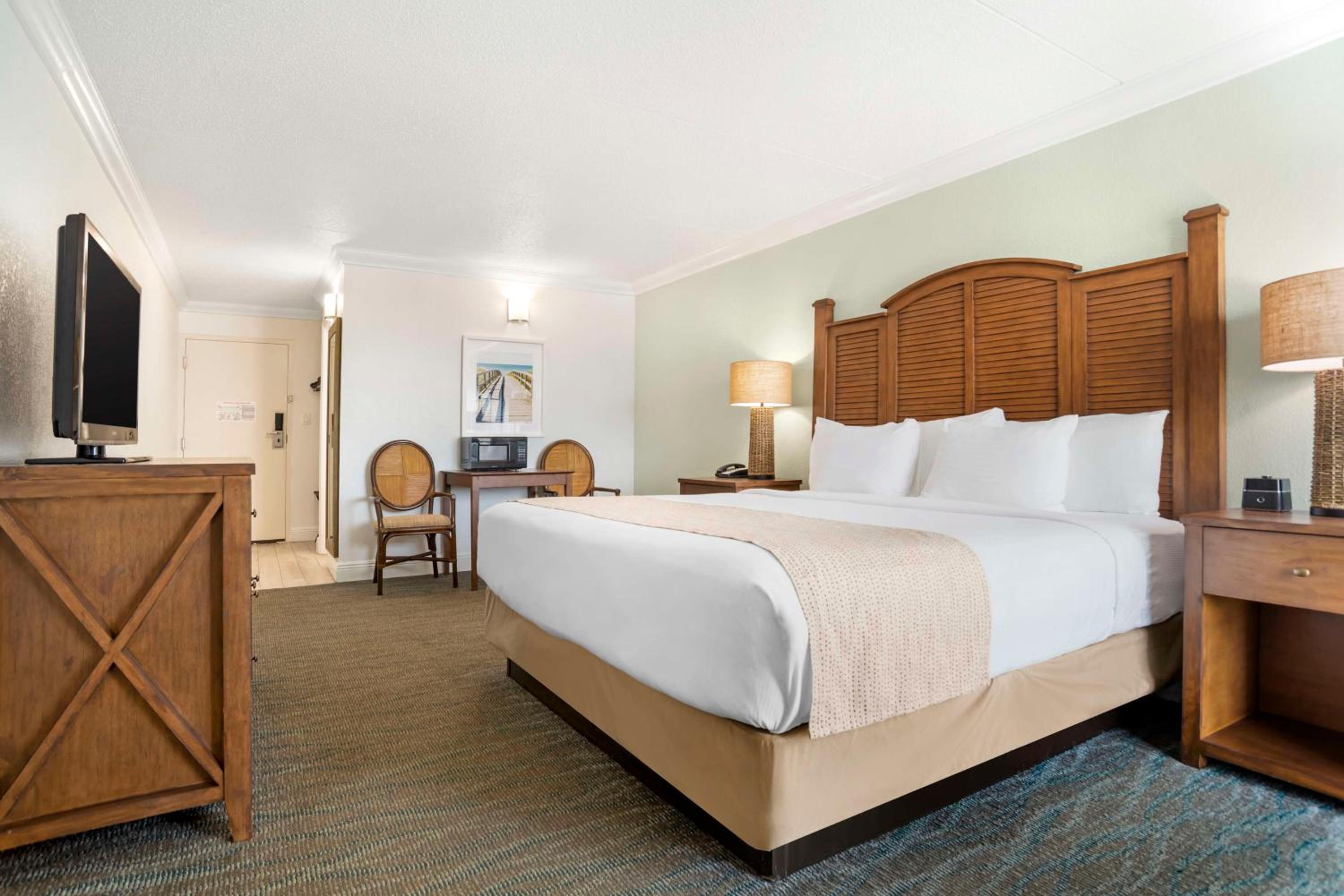 Deluxe King Room with Gulf View - Non-Smoking